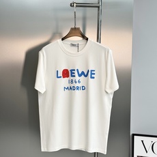 Loewe罗意威新款莫代额T恤. 新款1846卡通字母-马德里经典标识搭配趣味卡通头像,活泼不失高级感!甄选高支莫代尔面 Loewe罗意威新款莫代额T恤. 新款1846卡通字母-马德里经典标识搭配趣味卡通头像,活泼不失高级感!甄选高支莫代尔面
