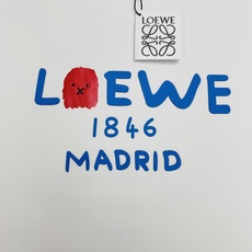Loewe罗意威新款莫代额T恤. 新款1846卡通字母-马德里经典标识搭配趣味卡通头像,活泼不失高级感!甄选高支莫代尔面 Loewe罗意威新款莫代额T恤. 新款1846卡通字母-马德里经典标识搭配趣味卡通头像,活泼不失高级感!甄选高支莫代尔面