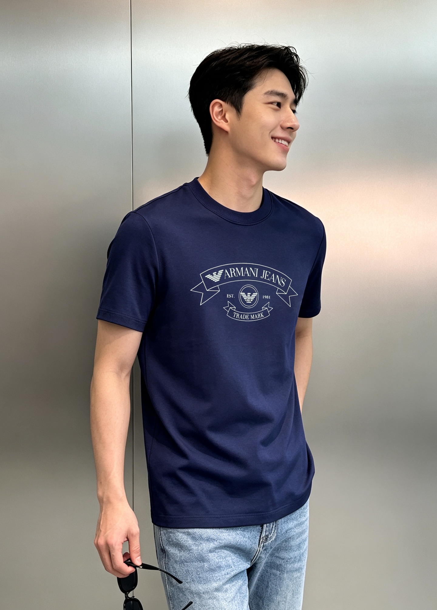 Armani Jeans阿玛尼新款莫代尔圆领T恤。意式轻奢男士日常刚需短袖，正反面设计高级耐看！甄选高支莫代尔混纺面料，