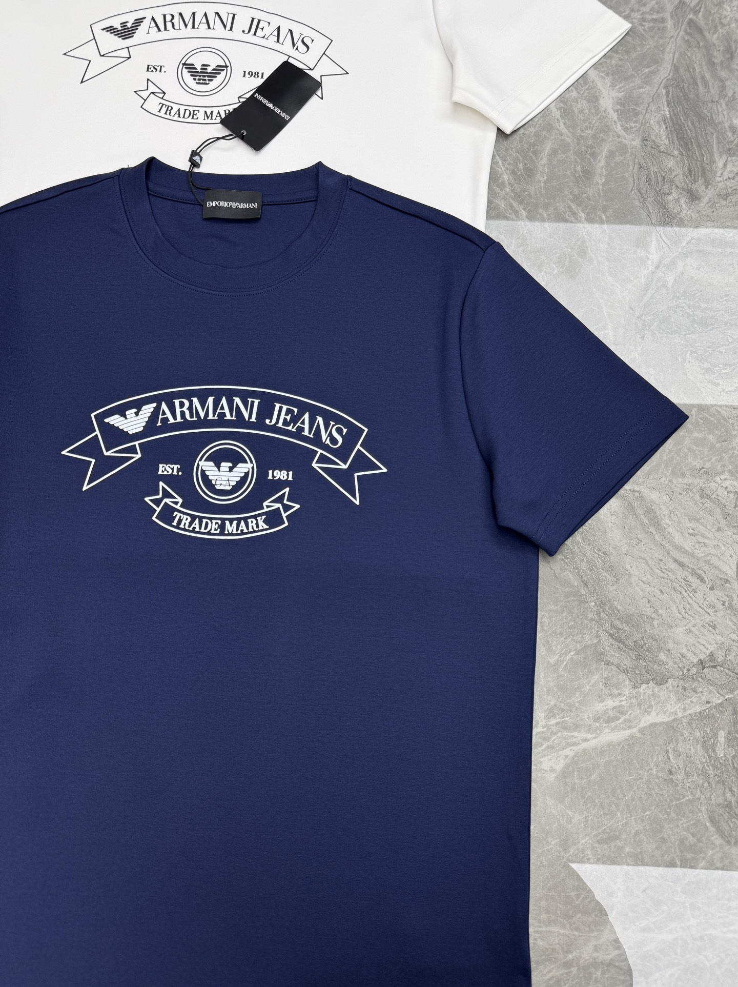 Armani Jeans阿玛尼新款莫代尔圆领T恤。意式轻奢男士日常刚需短袖，正反面设计高级耐看！甄选高支莫代尔混纺面料，