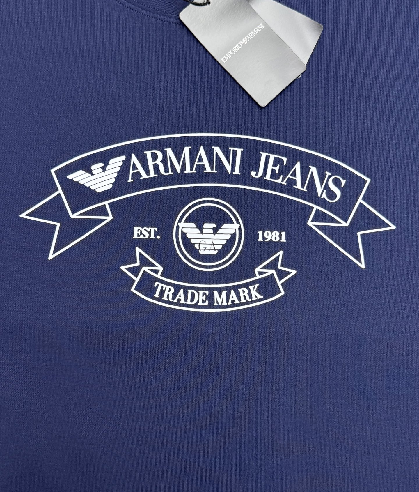 Armani Jeans阿玛尼新款莫代尔圆领T恤。意式轻奢男士日常刚需短袖，正反面设计高级耐看！甄选高支莫代尔混纺面料，