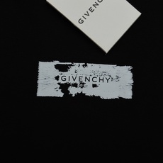 Givenchy纪梵希新品莫代尔T恤❤️基础款净版推荐.胸口品牌字母精致烫画.整体效果非常OK~常规版型!干练的款式!客 Givenchy纪梵希新品莫代尔T恤❤️基础款净版推荐.胸口品牌字母精致烫画.整体效果非常OK~常规版型!干练的款式!客