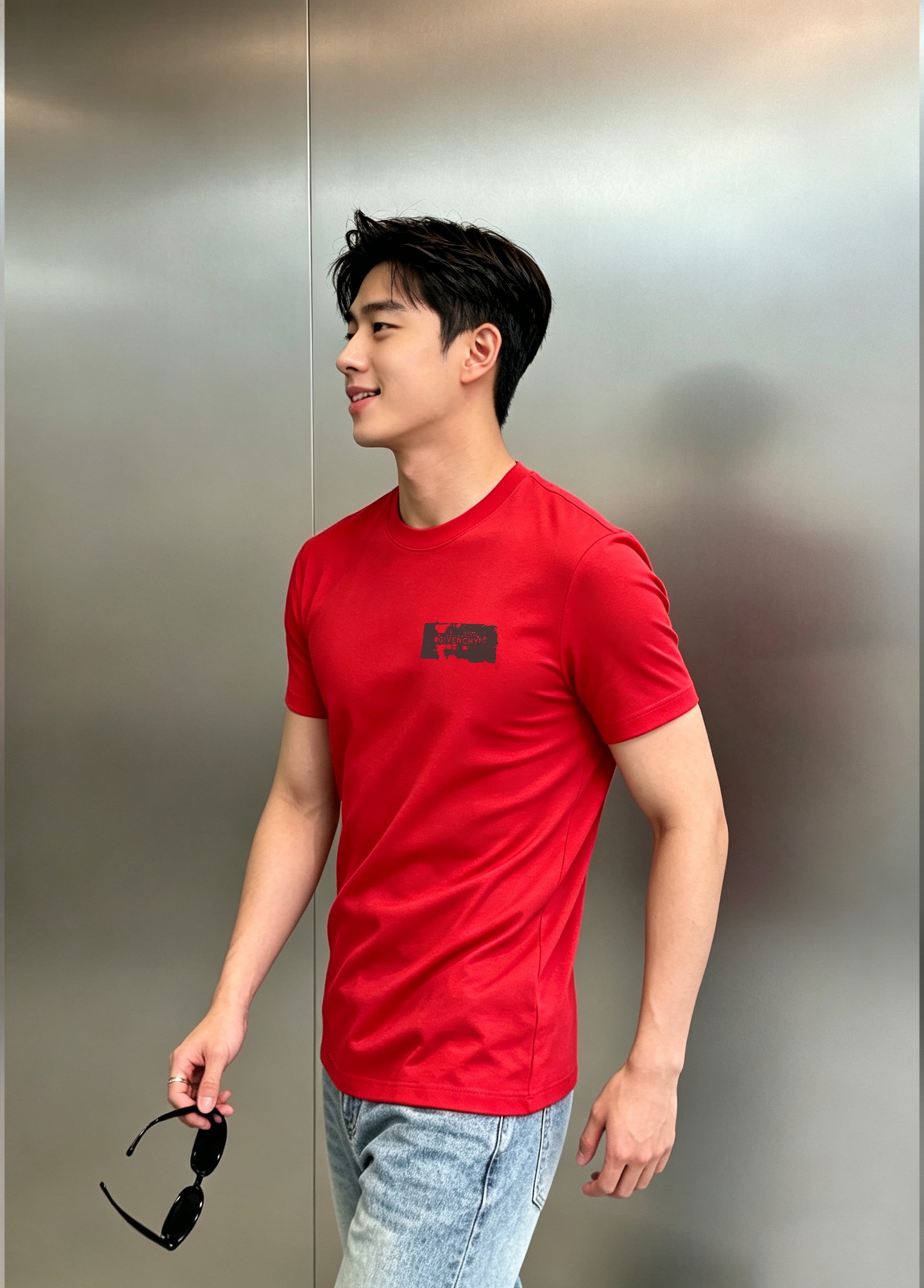 Givenchy纪梵希新品莫代尔T恤❤️基础款净版推荐.胸口品牌字母精致烫画.整体效果非常OK～常规版型！干练的款式！客