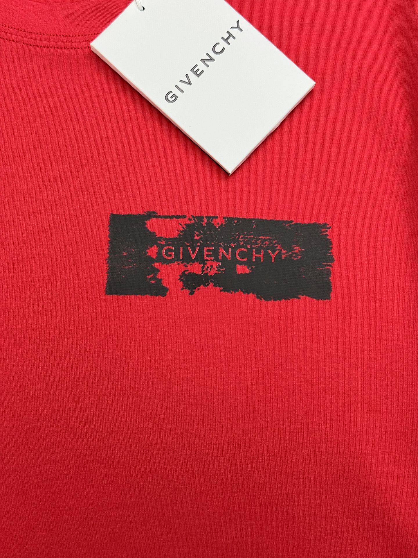 Givenchy纪梵希新品莫代尔T恤❤️基础款净版推荐.胸口品牌字母精致烫画.整体效果非常OK～常规版型！干练的款式！客