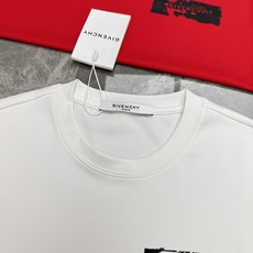 Givenchy纪梵希新品莫代尔T恤❤️基础款净版推荐.胸口品牌字母精致烫画.整体效果非常OK~常规版型!干练的款式!客 Givenchy纪梵希新品莫代尔T恤❤️基础款净版推荐.胸口品牌字母精致烫画.整体效果非常OK~常规版型!干练的款式!客