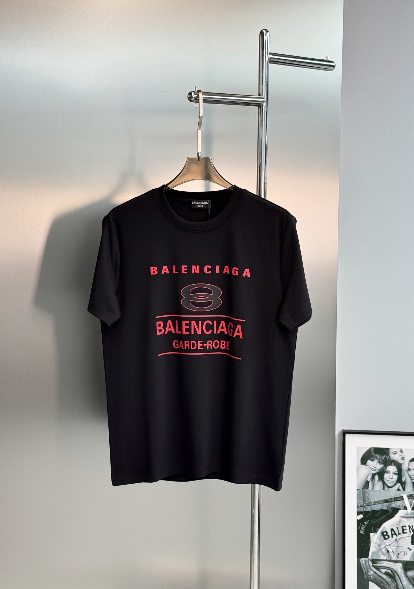 Balenciaga巴黎世家新款莫代尔T恤.供定制100%高克重300g莫代尔棉材质制成,厚实挺阔的手感 实物到手的即可 Balenciaga巴黎世家新款莫代尔T恤.供定制100%高克重300g莫代尔棉材质制成,厚实挺阔的手感 实物到手的即可