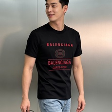 Balenciaga巴黎世家新款莫代尔T恤.供定制100%高克重300g莫代尔棉材质制成,厚实挺阔的手感 实物到手的即可 Balenciaga巴黎世家新款莫代尔T恤.供定制100%高克重300g莫代尔棉材质制成,厚实挺阔的手感 实物到手的即可