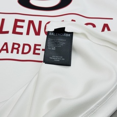 Balenciaga巴黎世家新款莫代尔T恤.供定制100%高克重300g莫代尔棉材质制成,厚实挺阔的手感 实物到手的即可 Balenciaga巴黎世家新款莫代尔T恤.供定制100%高克重300g莫代尔棉材质制成,厚实挺阔的手感 实物到手的即可