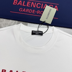 Balenciaga巴黎世家新款莫代尔T恤.供定制100%高克重300g莫代尔棉材质制成,厚实挺阔的手感 实物到手的即可 Balenciaga巴黎世家新款莫代尔T恤.供定制100%高克重300g莫代尔棉材质制成,厚实挺阔的手感 实物到手的即可