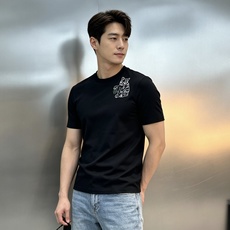LOEWE罗意威2026春夏系列短袖T恤,原单推荐❤️胸前Lucky Cat和Anagram立体刺绣超吸睛,灵感来自Lo LOEWE罗意威2026春夏系列短袖T恤,原单推荐❤️胸前Lucky Cat和Anagram立体刺绣超吸睛,灵感来自Lo
