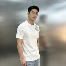 LOEWE罗意威2026春夏系列短袖T恤,原单推荐❤️胸前Lucky Cat和Anagram立体刺绣超吸睛,灵感来自Lo LOEWE罗意威2026春夏系列短袖T恤,原单推荐❤️胸前Lucky Cat和Anagram立体刺绣超吸睛,灵感来自Lo