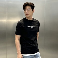 D&G杜嘉班纳26s新品丝光棉T恤.胸前"Dolce&Gabbana Milano"字样,简约又有辨识度。3D立体字母绣 D&G杜嘉班纳26s新品丝光棉T恤.胸前"Dolce&Gabbana Milano"字样,简约又有辨识度。3D立体字母绣