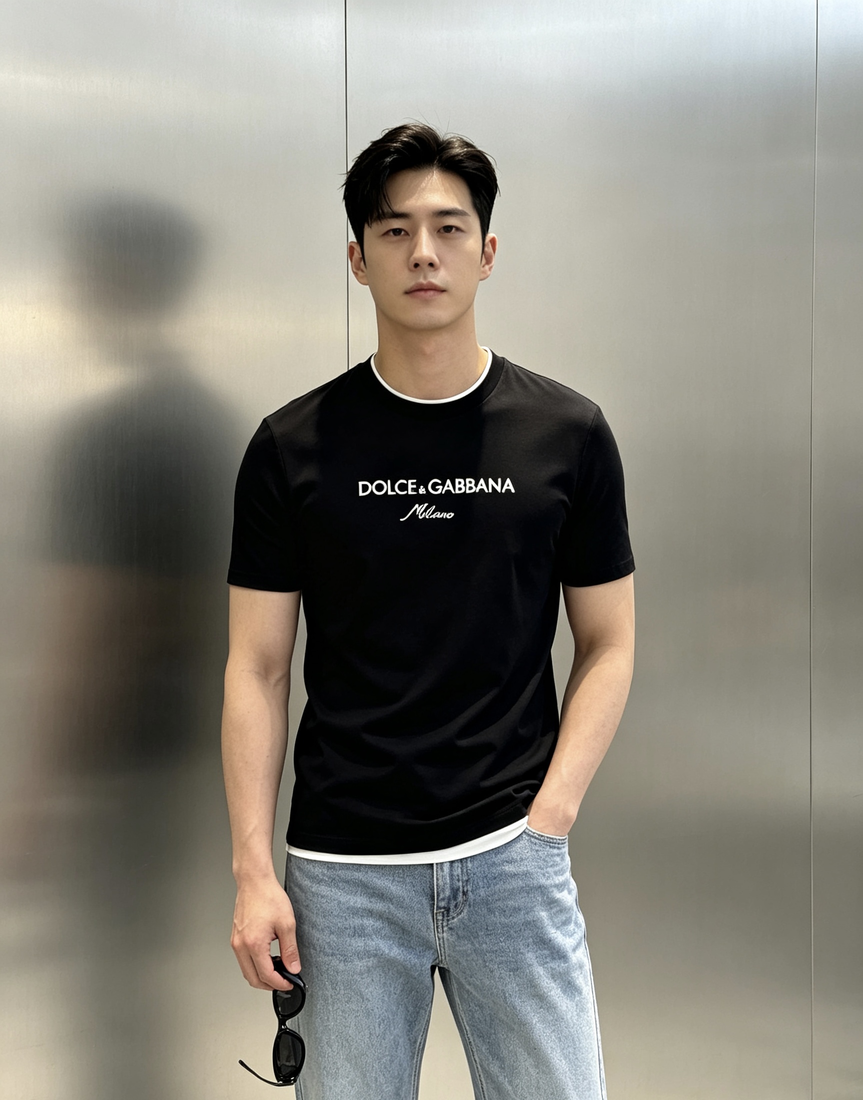 D&G杜嘉班纳26s新品丝光棉T恤.胸前"Dolce&Gabbana Milano"字样，简约又有辨识度。3D立体字母绣