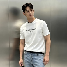 D&G杜嘉班纳26s新品丝光棉T恤.胸前"Dolce&Gabbana Milano"字样,简约又有辨识度。3D立体字母绣 D&G杜嘉班纳26s新品丝光棉T恤.胸前"Dolce&Gabbana Milano"字样,简约又有辨识度。3D立体字母绣