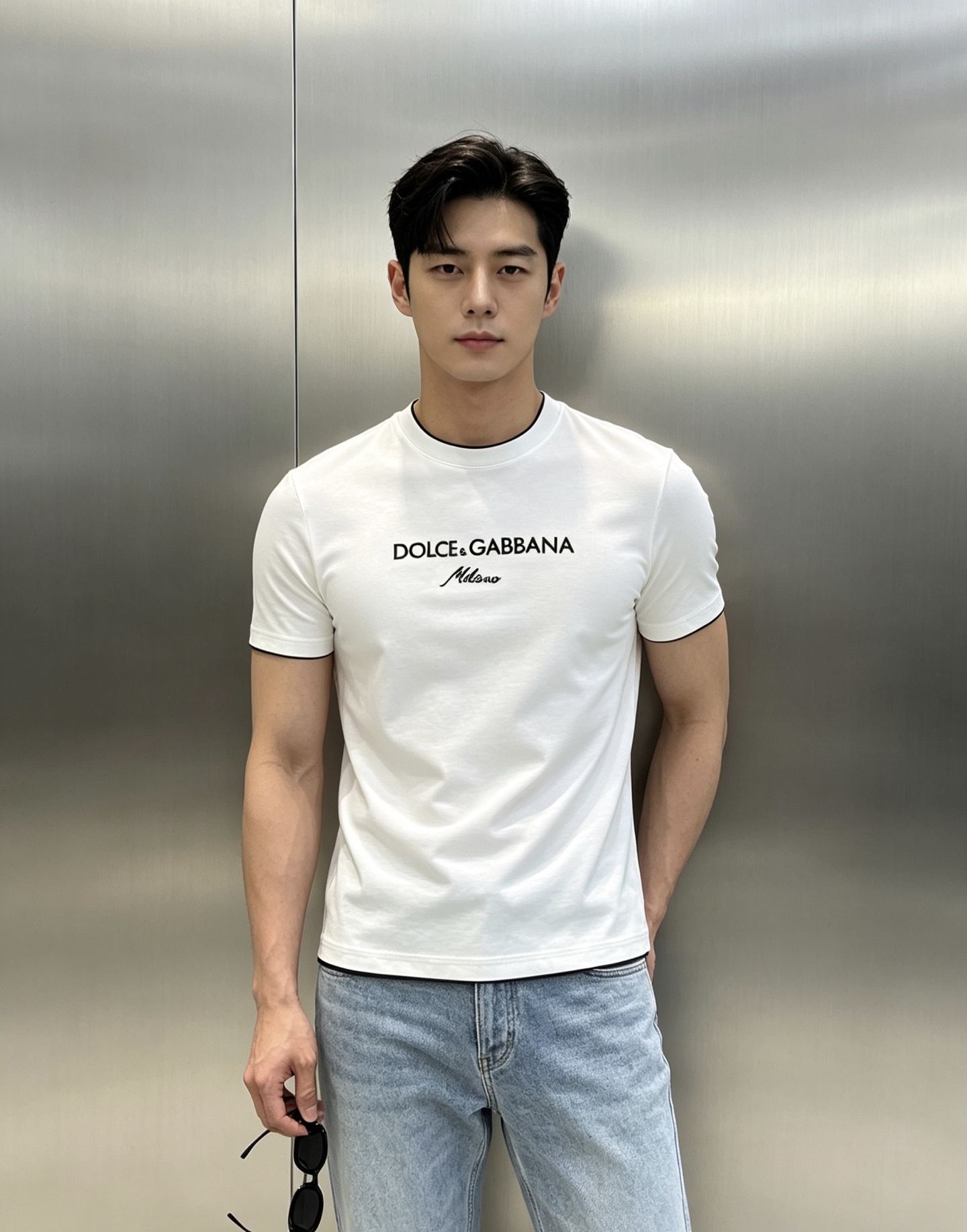 D&G杜嘉班纳26s新品丝光棉T恤.胸前"Dolce&Gabbana Milano"字样，简约又有辨识度。3D立体字母绣