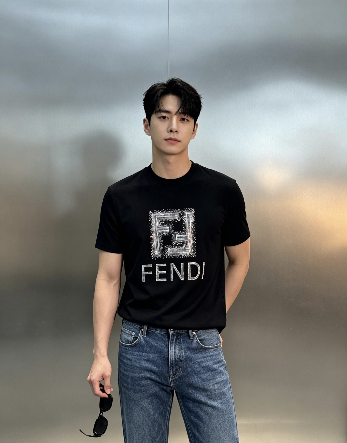 NO:950306,FENDI Fendi's new 26s new mercerized cotton T-shirt. Shiny hot diamond technology!  Made of high-quality mercerized cotton fabric, soft and skin-friendly, super comfortable to wear in summer!  The 'FENDI' Logo on the front is paired with exquisite hot diamonds. The details are full of luxury. The fit is very tolerant and can be worn alone or as an inner layer. It can easily create a high-end casual style. It can be easily controlled whether it is a daily outing or a party. It is a must-have and versatile item for the wardrobe! Color black. White. Size M-4XL fit version (/145 catties recommended XL), fendi, fendi, tees, t-shirt,19860909FENDI芬迪新款26s新款丝光棉T恤.闪亮烫钻工艺！采用优质丝光棉面料,柔软亲肤,夏天穿超舒服！正面“FENDI’Logo搭配精致烫钻.细节满分奢华感直接拉满.合身版型包容性强,单穿或内搭都很OK,轻松打造高级休闲风.无论日常出街还是聚会,都能轻松驾驭,是衣橱必备百搭单品！颜色黑色.白色.码数M-4XL合身版型（/145斤建议XL）,,fendi,fendi,tees，t-shirt,,Men's clothing