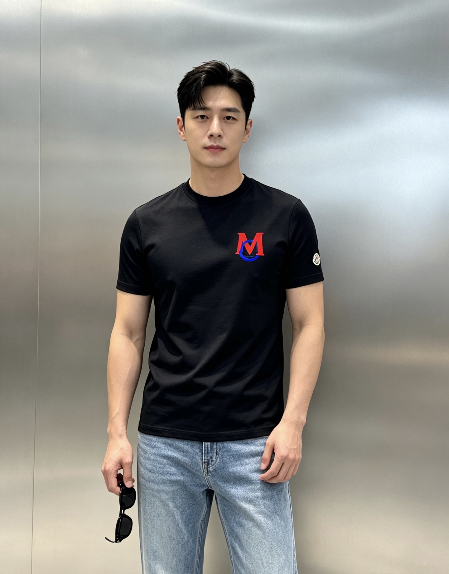 NO:953058,Moncler Genius series T-shirt. Mengkou 26s new mercerized cotton T-shirt recommendation. Simple design + iconic 'M' letter, highly recognizable! 190g mercerized cotton fabric is selected. Customized collar thread. Soft and comfortable, no pressure for daily wear. Three colors available: black, dark blue, white, with red or blue 'M' logo, full of fashion sense. Whether worn alone or layered, you can easily control casual or street style, it is the perfect combination of Moncler brand culture and trend! All three standards!  Color black. Dark blue. White. Size M-3XL (S and 4XL can be customized) Slim fit/145 pounds recommended XL, Moncler, tees, t-shirt,19860909Moncler Genius系列T恤.蒙口26s新品丝光棉T恤推荐.简约设计+标志性'M'字母,辨识度超高!优选190g丝光棉面料.定制领口螺纹.柔软舒适,日常穿着无压力.三色可选黑色,深蓝,白色,搭配红色或蓝色'M'标志,时尚感满分.无论单穿还是内搭,都能轻松驾驭休闲或街头风,是Moncler品牌文化与潮流的完美结合!三标齐！颜色黑色.深蓝.白色.码数M-3XL（S和4XL可订做）修身版型/145斤建议XL,,Moncler,tees，t-shirt,,Men's clothing