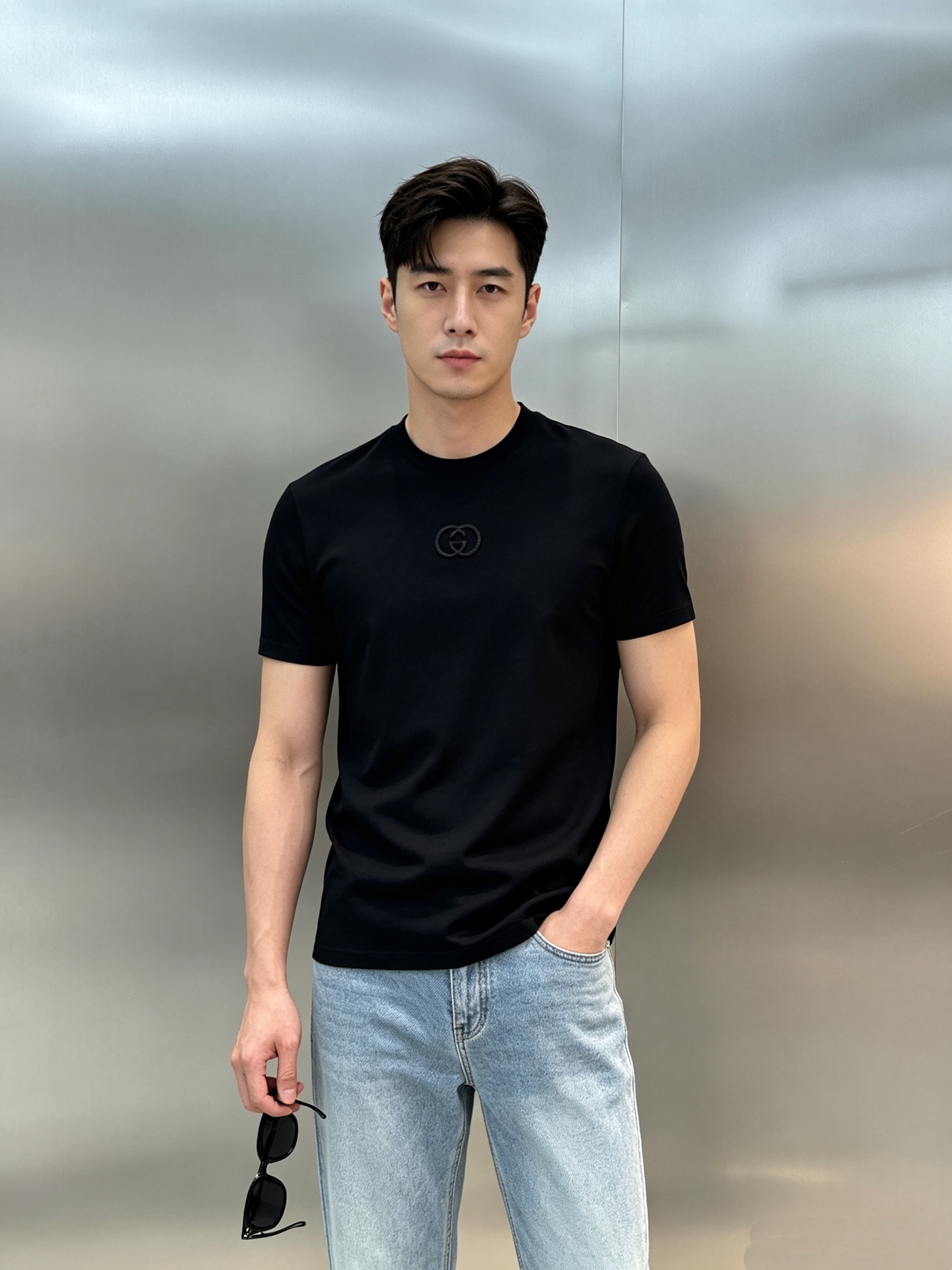NO:953032,Gucci Gucci 26s new round neck short T. Original quality!  The classic G family double G shape on the chest. Heavy 3D embroidery. True color matching. The visual experience is advanced!  Strong drape!  The feel and texture are perfect!  The classic design of the chest LOGO perfectly enriches everyone’s visual sense!  Coupled with the slim-fitting tailoring design, it makes you look neat and tidy!  Fashionable and good-looking!  The neckline adopts official custom threads, and the workmanship is very exquisite!  The pattern effect is awesome!  And it’s super breathable!  A must-have item in a man's wardrobe. All three standards are included. Customized 190g mercerized cotton material. Comfortable, soft and breathable. Color: white. Black. Size M-3XL slim fit (S and 4Xl can be customized)/145 catties. Recommend XL,, gucci, gucci,19860909Gucci古奇26s新款圆领短T. 原单品质！胸前经典G家双G造型.重工3D绣花.本色搭配.视觉感受超前！悬垂感强！手感质感都极完美！胸口LOGO的经典设计完美的丰富大家的视觉感！加上修身的裁剪设计,让你干净利落！时尚又好看！领口采用官方定制螺纹,做工非常精致！版型效果超赞！而且透气性能超强！男士衣橱里必备的单品.三标齐.订制190g丝光棉材质.舒适柔软透气性好颜色白色.黑色.码数M-3XL修身版型（S和4Xl可订做）/145斤建议XL,,gucci,gucci,,Men's clothing