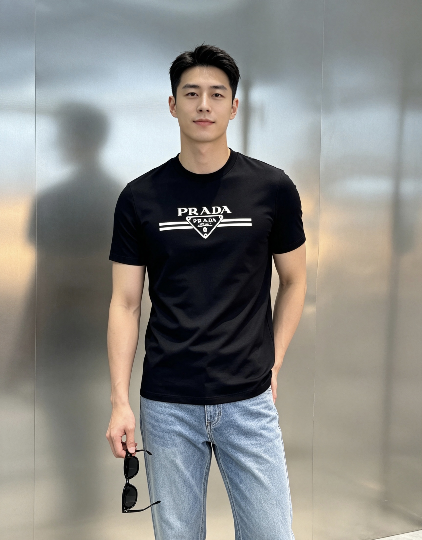 NO:952987,Prada 26s new mercerized cotton T-shirt. Made of high-quality 190g mercerized cotton material. Customized thread. The fabric is soft and breathable, super comfortable for daily wear! The classic triangle logo on the chest + white stripes, simple and recognizable. The round neck design is versatile and easy to wear, whether worn alone or layered. It is tailored to fit the body shape, fashionable and practical, it is a Prada classic series, easy to handle a variety of occasions, and can be used for leisure sports! All three standards!  Color Black. Red. White. Navy. Size M-3XL (S and 4XL can be customized) Slim fit/145 pounds recommended XL, prada, prada, tees, t-shirt,19860909Prada普拉达26s新品丝光棉T恤.采用高品质190g丝光棉材质.定制螺纹.面料柔软透气,日常穿着超舒适!胸前经典三角Logo+白色条纹,简约又有辨识度.圆领设计,百搭不挑人,无论单穿还是内搭都很OK.剪裁贴合身形,时尚又实用,是Prada经典系列,轻松驾驭多种场合,休闲运动都能hold住!三标齐！颜色黑色.大红.白色.藏蓝.码数M-3XL（S和4XL可订做）修身版型/145斤建议XL,,prada,prada,tees，t-shirt,,Men's clothing