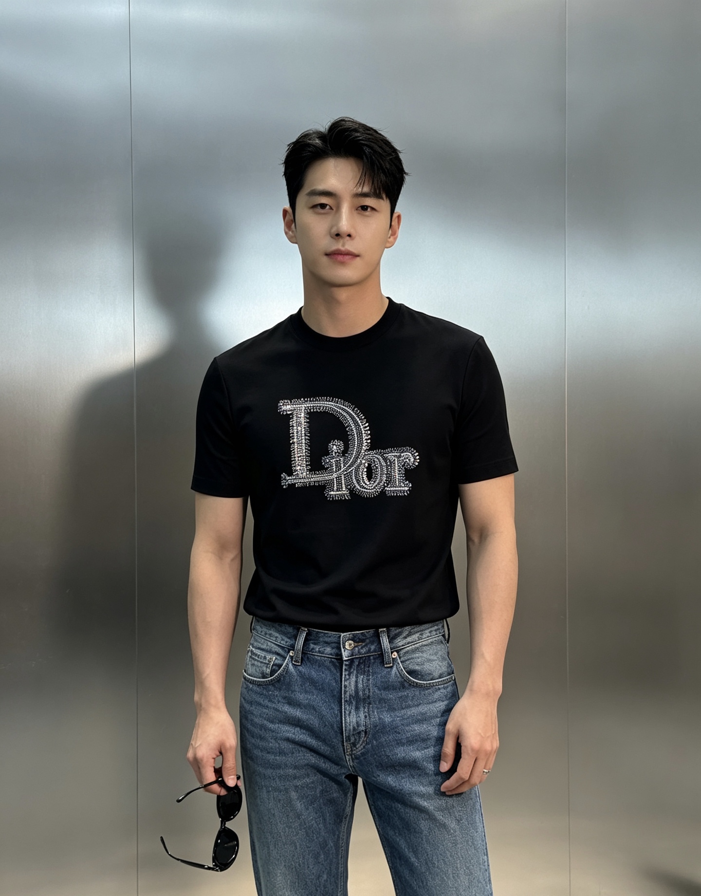 NO:952979,Dior Dior 26s new mercerized cotton T-shirt. Shiny diamond treatment!  Made of high-quality mercerized cotton fabric, soft and skin-friendly, super comfortable to wear in summer!  The 'Dior' logo on the front is paired with exquisite hot diamonds. The details are full of luxury. The fit is very tolerant and can be worn alone or layered, making it easy to create a high-end casual style. It can be easily controlled whether it is a daily outing or a party. It is a must-have and versatile item in the wardrobe!  Color black. White. Size M-4XL slim fit (/145 catties recommended XL), dior, dior, tees, t-shirt,19860909Dior迪奥26s新款丝光棉T恤.闪亮烫钻工艺！采用优质丝光棉面料,柔软亲肤,夏天穿超舒服！正面“Dior”Logo搭配精致烫钻.细节满分奢华感直接拉满.合身版型包容性强,单穿或内搭都很OK,轻松打造高级休闲风.无论日常出街还是聚会,都能轻松驾驭,是衣橱必备百搭单品！颜色黑色.白色.码数M-4XL修身版型（/145斤建议XL）,,dior,dior,tees，t-shirt,,Men's clothing