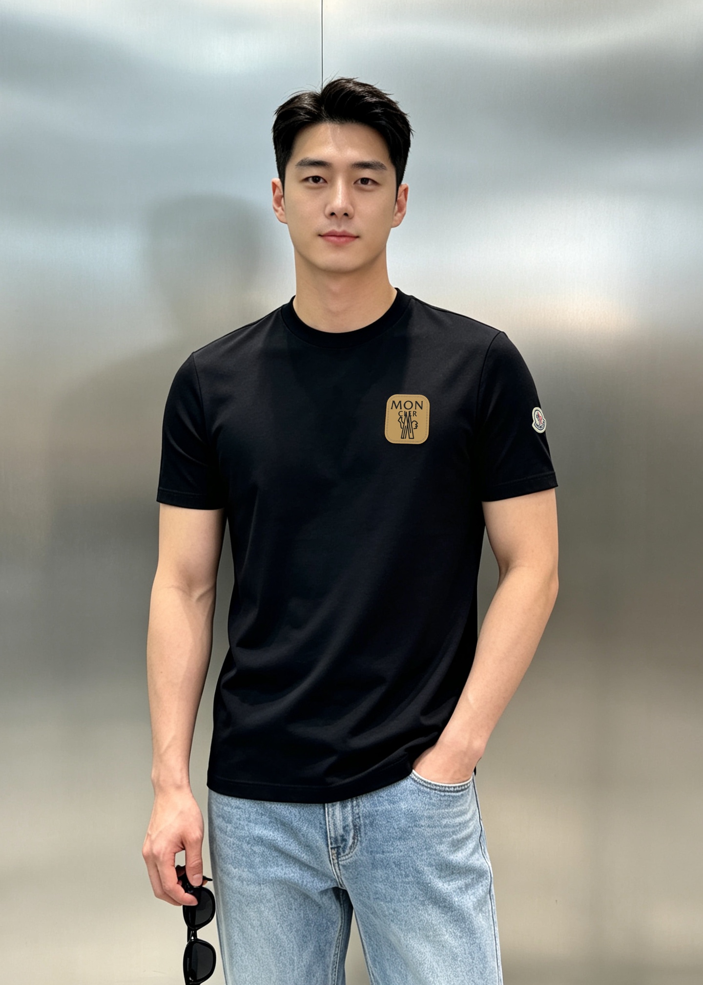 NO:953041,MONCLER26s new mercerized cotton T-shirt. Made of 190g mercerized cotton fabric. Soft and breathable, super comfortable to wear in summer! Customized leather tag on the chest. Brand letter graphic logo. Branded little kid badge on the cuff, perfect for recognition. Slim fit round neck design, easy to control in daily casual or street style, super stylish with jeans and sports shoes! MONCLER high-end fashion positioning, comfortable and design, a must-have item for fashionistas! All three standards!  Color black. White. Dark blue. Size M-3XL (S and 4XL can be customized) Slim fit/145 pounds recommended XL, Moncler, sneakers, jeans, tees, t-shirt,19860909盟可睐MONCLER26s新品丝光棉T恤.采用190g丝光棉面料.柔软透气,夏天穿超舒服!胸前定制皮牌.品牌字母图形标识.袖口品牌小猫子徽章,辨识度满分.修身版型圆领设计,日常休闲或街头风都能轻松驾驭,搭配牛仔裤,运动鞋超有型!MONCLER高端时尚定位,舒适又有设计感,潮人必备单品!三标齐！颜色黑色.白色.深蓝.码数M-3XL（S和4XL可订做）修身版型/145斤建议XL,,Moncler,sneakers,jeans,tees，t-shirt,,Men's clothing