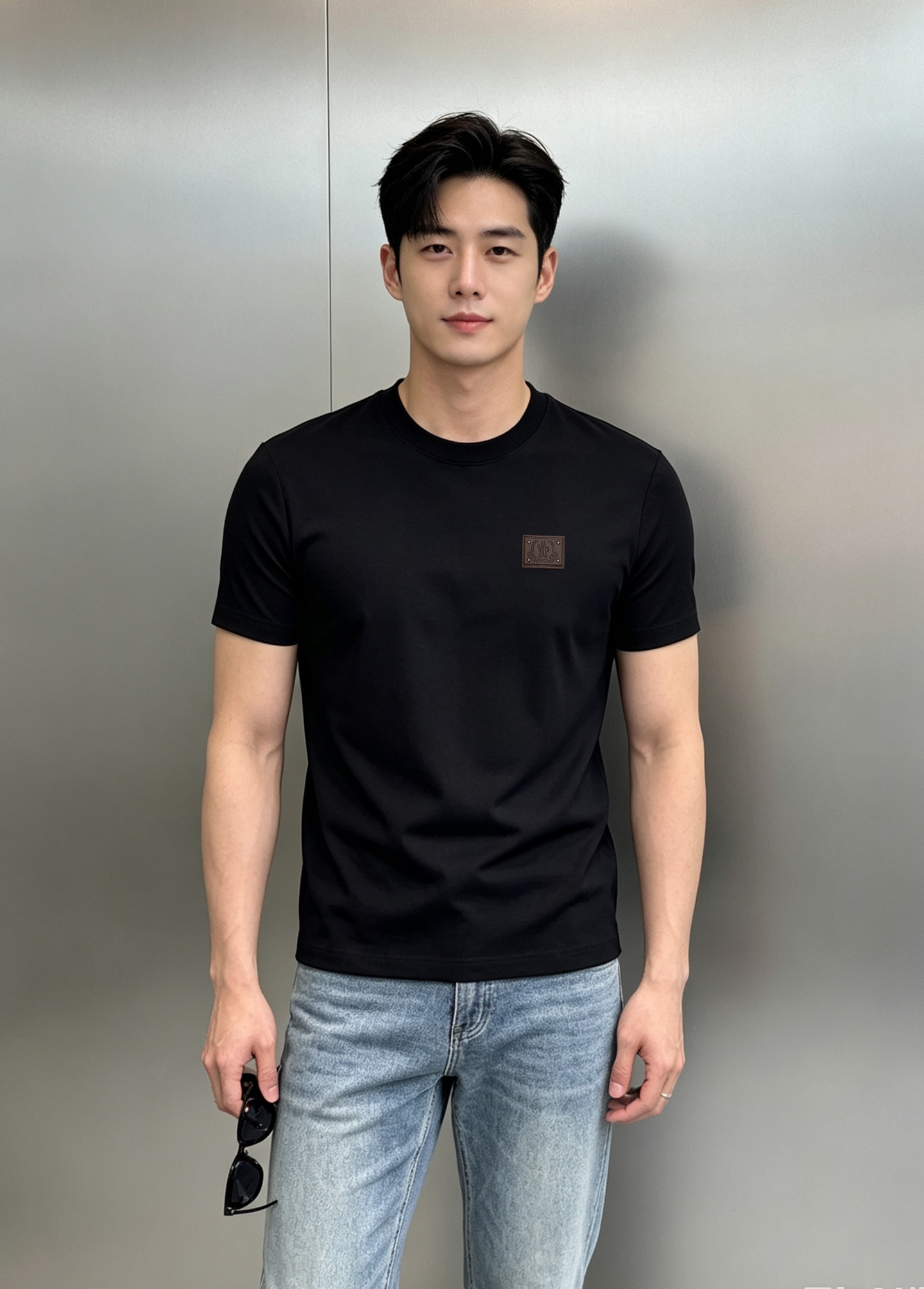 NO:954073,Moncler's new modal round neck short-sleeved T-shirt. Wear simplicity and light luxury on the body, high-end and unobtrusive. The high-grade modal fabric is soft and silky to the touch, with a soft drape. The upper body is breathable and dry, not stuffy and sticky when worn, and has a full skin-friendly experience. The retro leather nameplate logo on the chest, original customization. Reinforced with rivets, embossed with the brand logo, the texture is three-dimensional and elegant, low-key and light, with just the right degree of recognition, and refuses to be extravagant and exaggerated.  Fitted version, the upper body is neat and not tight, flattering the figure, the clothes drape naturally, and there is no restriction in daily life. Three colors available | classic black, pure white, navy blue, versatile, suitable for commuting, business, and leisure travel. The complete set of three standards is complete, and the details are complete. Size M-3XL (S and 4XL can be customized) Slim fit (L is recommended for 175/140 pounds), T-shirt, tees, t-shirt,19860909Moncler新品莫代尔圆领短袖T恤.把简约轻奢穿在身上,高级不张扬甄选高品级莫代尔面料,触感软糯丝滑,自带柔和垂感,上身透气干爽,穿着不闷黏,亲肤体验拉满.胸口复古皮质铭牌标识,原版定制.铆钉加固,压印品牌logo,质感立体考究,低调轻奢,辨识度恰到好处,拒绝浮夸大印花.合身版型,上身利落不紧绷,修饰身形,衣服自然垂坠,日常无束缚.三色可选｜经典黑、纯净白、藏青蓝,百搭万能,通勤商务、休闲出行都适配.全套三标齐全,细节完整到位.码数M-3XL（S和4XL可订做）修身版型（175/140斤建议L）,,T-shirt,tees，t-shirt,,Men's clothing
