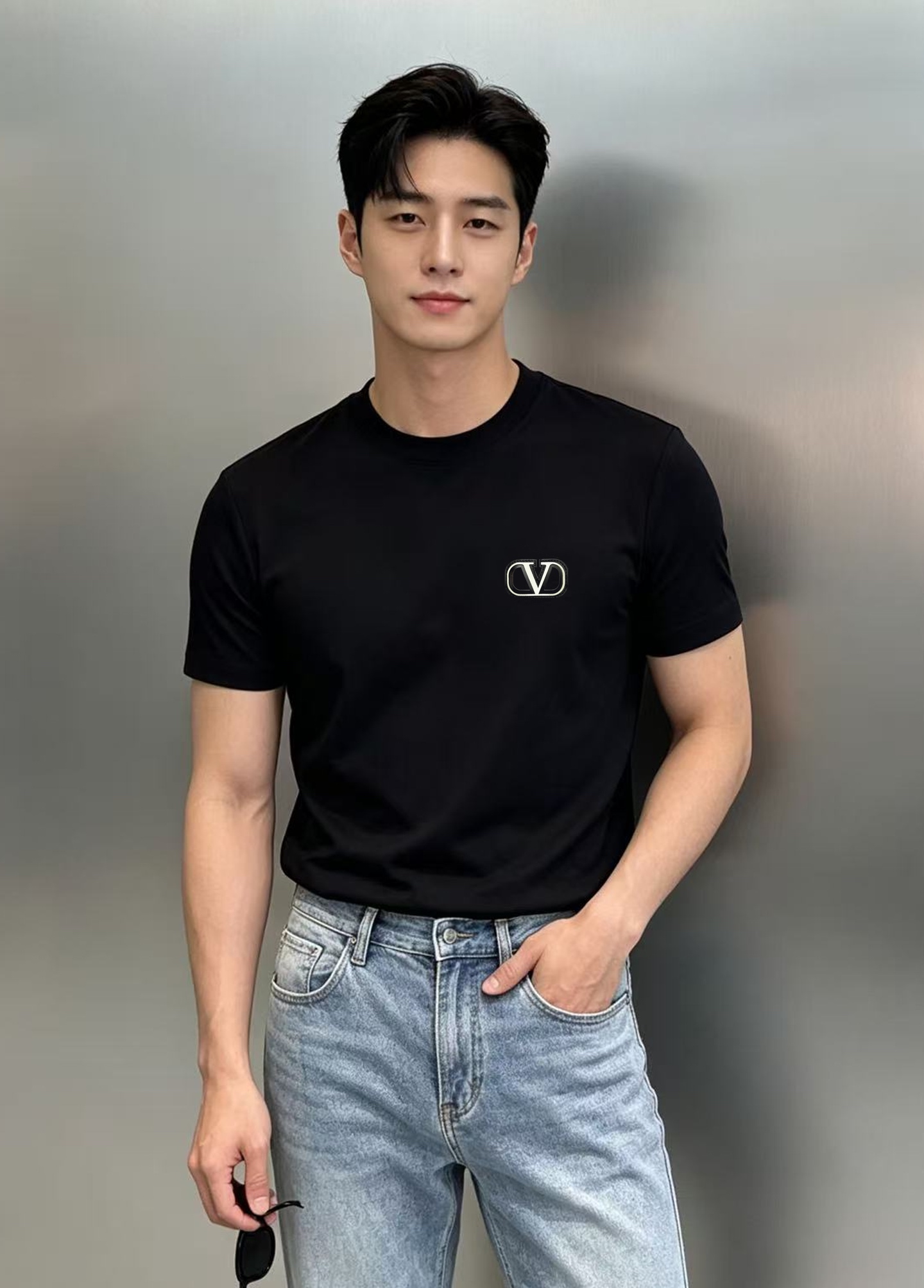 NO:954055,Valentino | New Modal Men's T-shirt  Classic VLogo customized logo, VLogo three-dimensional labeling on the side, exquisite three-dimensional, online recognition, low-key interpretation of the brand style, low-key, high-end and unobtrusive. Selected high-count modal fabric, with soft drape, skin-friendly, smooth, breathable and slightly modified version, the upper body is neat and not tight, and does not pick on the figure. Simple basic style, daily  Suitable for daily commuting and casual outings. Complete three-dimensional standard, full of details and workmanship. Color black｜white. Size M-3XL (S and 4XL can be customized) Slim fit (L is recommended for 175/140 pounds), valentino, valentino, tees, t-shirt,19860909Valentino华伦天奴｜新款莫代尔男士T恤 经典VLogo定制标识,侧边VLogo立体贴标,精致立体,辨识度在线,低调诠释品牌格调低调高级不张扬.精选高支莫代尔面料,自带柔润垂感,亲肤顺滑透气合身微修版型,上身利落不紧绷,不挑身材.简约基础款,日常通勤、休闲出街都适配.三标齐全,细节做工拉满.颜色黑色｜白色.码数M-3XL（S和4XL可订做）修身版型（175/140斤建议L）,,valentino,valentino,tees，t-shirt,,Men's clothing
