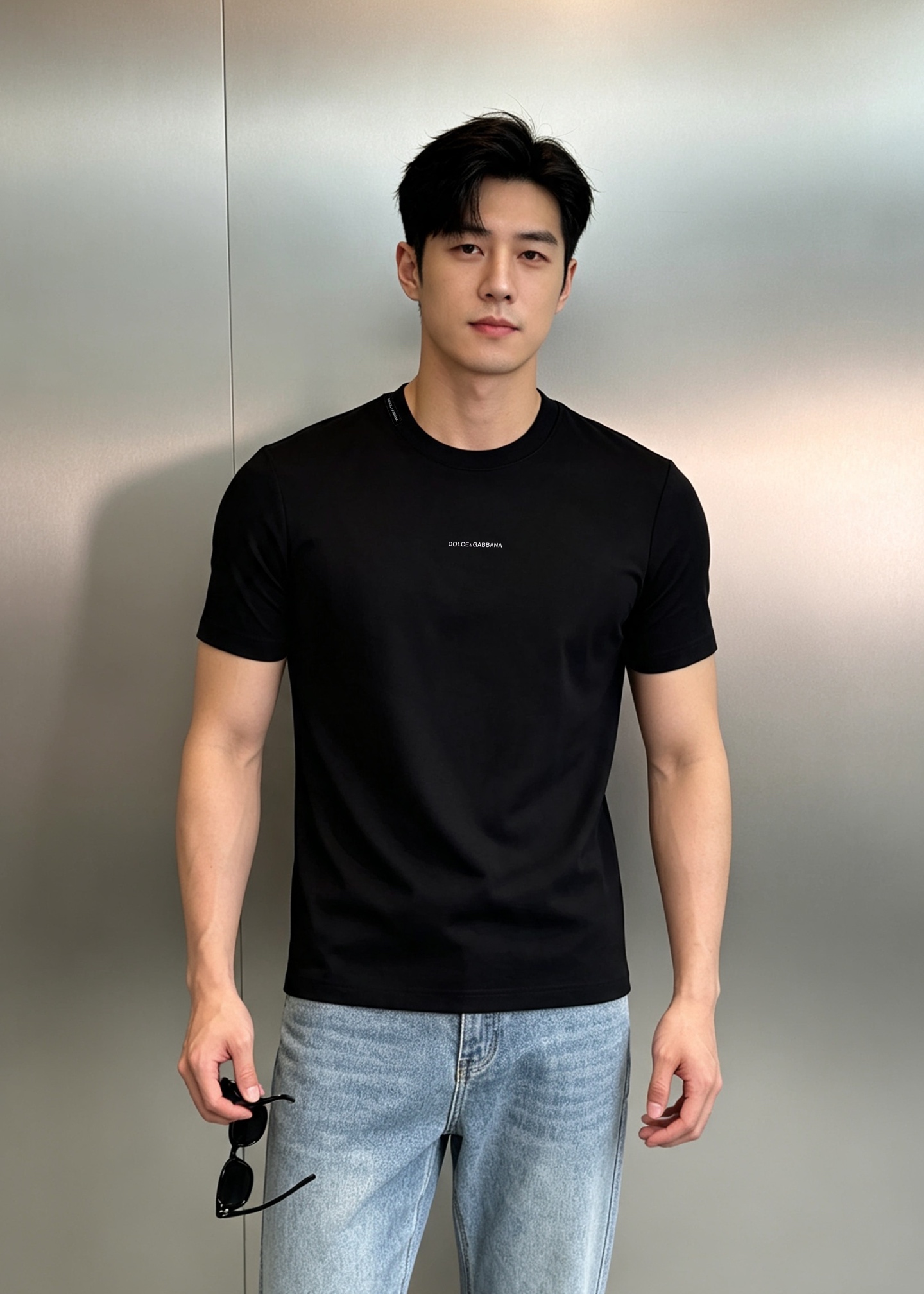 NO:954036,D&G Dolce&Gabbana 26s new mercerized cotton T-shirt. Chest 'Dolce&Gabbana'  Milano' words, simple and recognizable. Exquisite 3D letters are embroidered with the D&G logo on the side of the neckline. The layering is great and it is made of 300g modal fabric. Soft and breathable, super comfortable to wear in all seasons! Slim fit. It can be easily controlled for daily leisure or business commuting. It can be worn with jeans, shorts, casual pants, and you can easily switch styles. Dolce & Gabbana's consistent exquisite tailoring and high-end texture  , it is low-key and luxurious when worn. The three colors are black, red, white and khaki. Size M-3XL slim fit (S and 4XL can be customized) 175/140 pounds recommended L,, Dolce&Gabbana, Dolce&Gabbana, Dolce&Gabbana, shorts, jeans, tees, t-shirt,19860909D&G杜嘉班纳26s新品丝光棉T恤.胸前'Dolce&Gabbana Milano'字样,简约又有辨识度.精致3D立体字母绣花领口侧面D&G标识.层次感超赞采用300g莫代尔面料.柔软透气,四季穿着超舒服!修身版型.日常休闲或商务通勤都能轻松驾驭.随便配牛仔裤,短裤,休闲裤都OK,轻松切换风格.杜嘉班纳一贯的精致剪裁和高端质感,穿上就是低调奢华.三标齐颜色黑色.大红.白色.卡其.码数M-3XL修身版型（S和4XL可订做）175/140斤建议L,,Dolce&Gabbana,Dolce&Gabbana,Dolce&Gabbana,shorts,jeans,tees，t-shirt,,Men's clothing