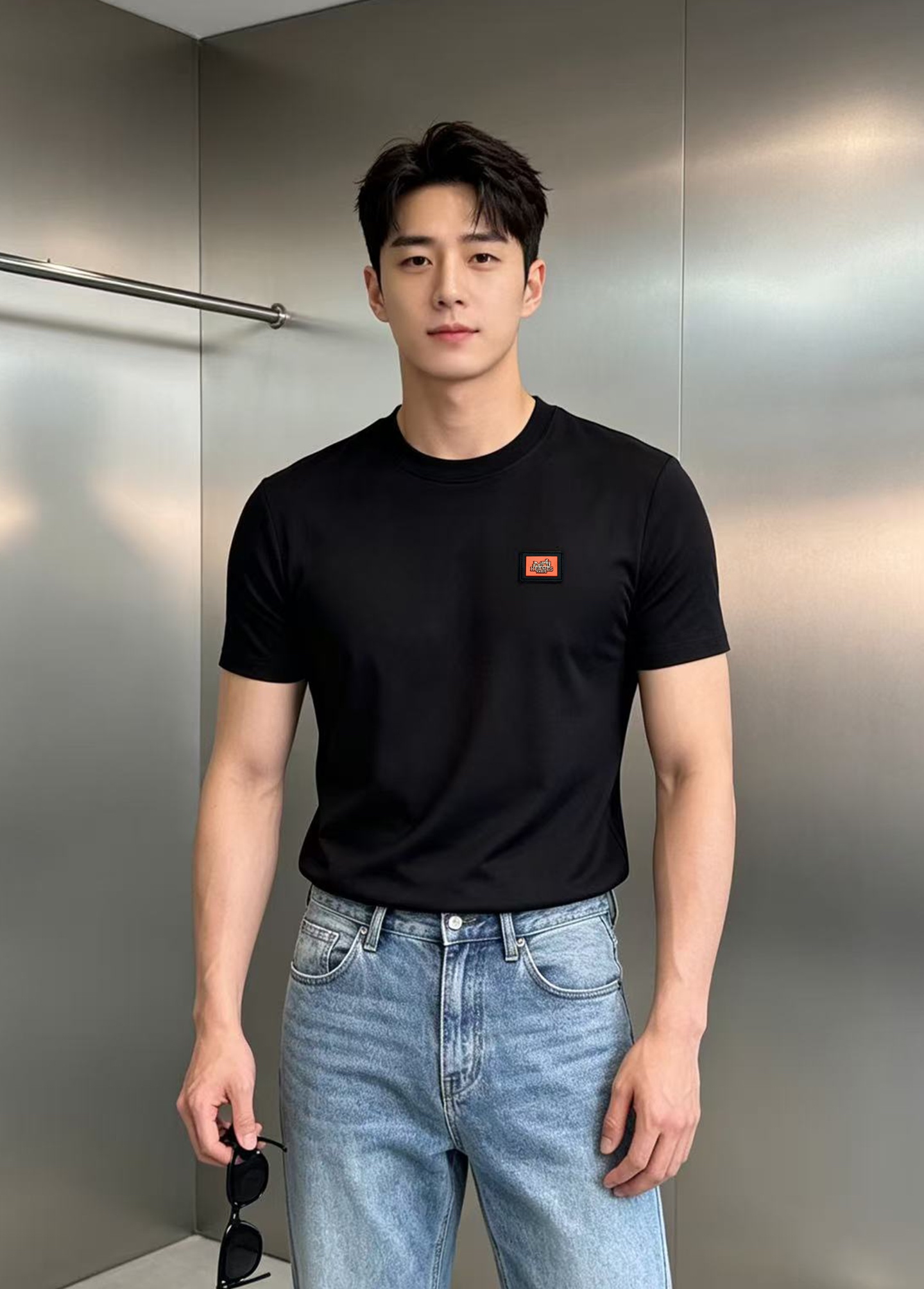 NO:954015,Burberry26's new modal round-neck T-shirt. A luxurious and minimalist men's essential item made of high-elastic modal fabric. It is soft and silky, with a draping effect on the upper body. It is breathable and not sweaty. It can be worn freely and comfortably in all seasons. The original leather square badge on the chest is embossed with the classic knight's horse logo. It is low-key and not exaggerated. It has the British style in place. It has a neat and slim fit, which can modify the body shape without being tight and will not  It is too close-fitting and suitable for daily life and commuting. It has complete three labels and good details. It is classic and versatile in black and white. It works well with jeans and casual pants. Color: black, navy blue, white. Size M-3XL (S and 4XL can be customized) Slim fit (L is recommended for 175/140 pounds), burberry, jeans, tees, t-shirt,19860909Burberry26新款莫代尔圆领T恤.轻奢极简的男士刚需单品甄选高弹莫代尔面料,软糯丝滑,上身自带垂坠感,透气不闷汗,四季穿着自在舒适.胸前原版皮质方标徽章,压印经典骑士战马标识,低调不浮夸,把英伦格调拿捏到位.利落修身版型,修饰身形不紧绷,不会过于贴身,日常、通勤都适配.三标齐全,细节到位,黑白两色经典百搭,随便搭配牛仔裤休闲裤都很出效果.颜色黑色.藏蓝.白色.码数M-3XL（S和4XL可订做）修身版型（175/140斤建议L）,,burberry,jeans,tees，t-shirt,,Men's clothing