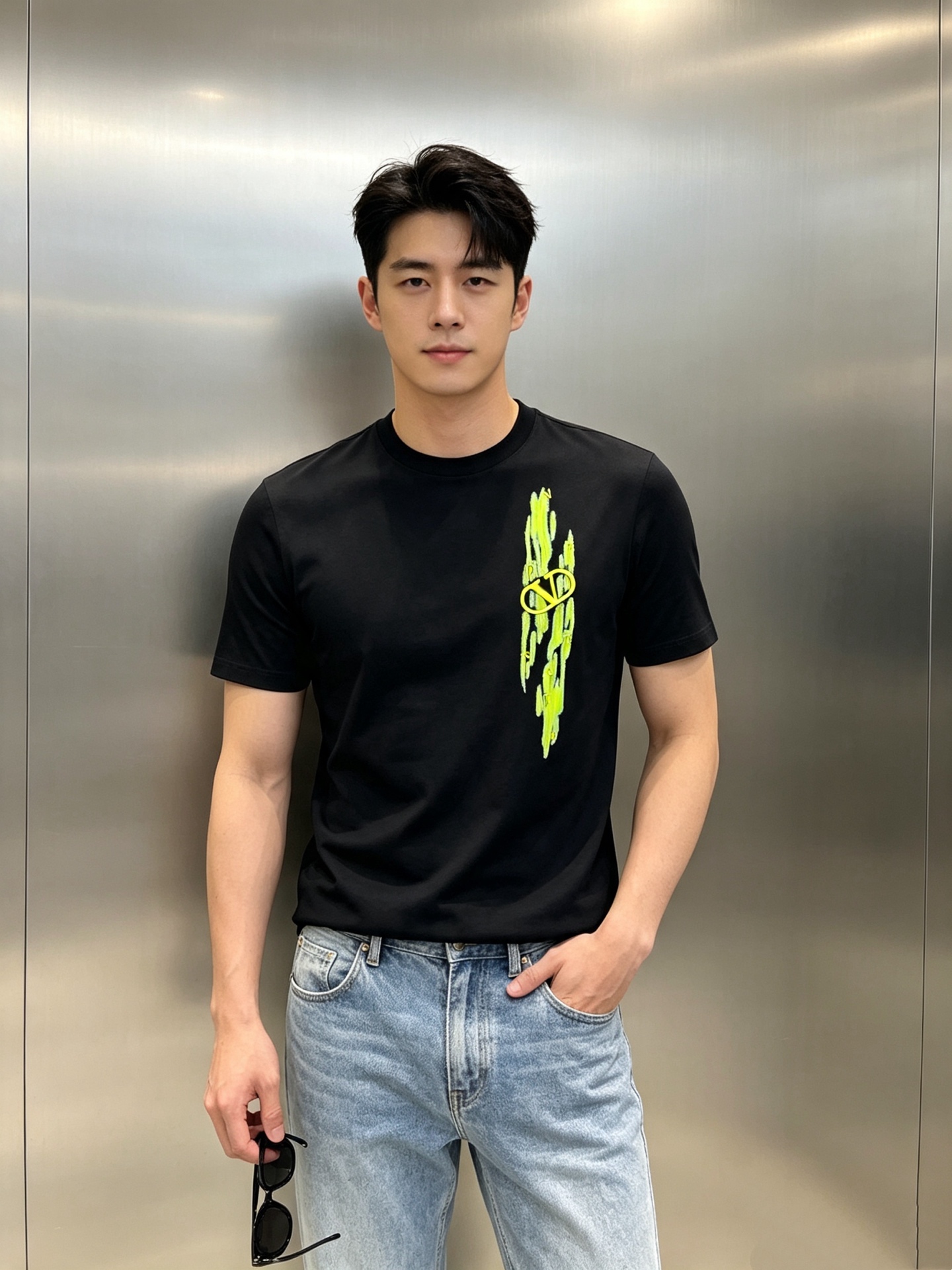 NO:953976,Valentino 26s new mercerized cotton T-shirt. Made of high-quality 190g mercerized cotton fabric, with customized threads on the neckline. Soft and breathable, super comfortable for daily wear!  Black abstract pattern + brand logo on the chest, simple and recognizable colors with contrasting design. The round neck design is classic and versatile, it goes well with jeans or casual pants, and can be easily switched between multiple styles. The tailoring fits the body shape, and all three standards are in place!  Color black, bright red, white. Size M-3XL (S and 4XL can be customized) Slim fit 175/145 pounds recommended XL, valentino, valentino, jeans, tees, t-shirt,19860909Valentino华伦天奴26s新品丝光棉T恤.采用高品质190g丝光棉面料,领口定制螺纹.柔软又透气,日常穿着超舒适！胸前黑色抽象图案+品牌标志,简约又有辨识度色彩采用撞色设计.圆领设计经典百搭,无论配牛仔裤还是休闲裤都很OK,轻松切换多种风格.剪裁贴合身形,三标齐！颜色黑色.大红.白色.码数M-3XL（S和4XL可订做）修身版型175/145斤建议XL,,valentino,valentino,jeans,tees，t-shirt,,Men's clothing