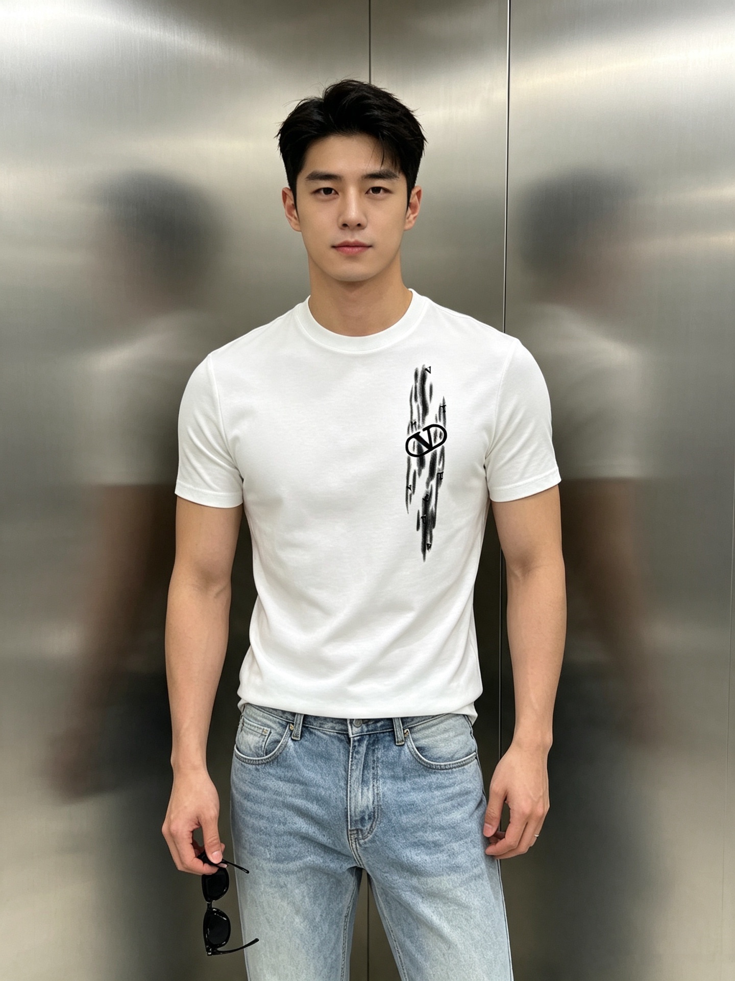 NO:953966,Valentino 26s new mercerized cotton T-shirt. Made of high-quality 190g mercerized cotton fabric, with customized threads on the neckline. Soft and breathable, comfortable for daily wear!  Black abstract pattern + brand logo on the chest, simple and recognizable colors with contrasting design. The round neck design is classic and versatile, it goes well with jeans or casual pants, and can be easily switched between multiple styles. The tailoring fits the body shape, and all three standards are in place!  Color black, bright red, white. Size M-3XL (S and 4XL can be customized) Slim fit 175/145 pounds recommended XL, valentino, valentino, jeans, tees, t-shirt,19860909Valentino华伦天奴26s新品丝光棉T恤.采用高品质190g丝光棉面料,领口定制螺纹.柔软又透气,日常穿着舒适！胸前黑色抽象图案+品牌标志,简约又有辨识度色彩采用撞色设计.圆领设计经典百搭,无论配牛仔裤还是休闲裤都很OK,轻松切换多种风格.剪裁贴合身形,三标齐！颜色黑色.大红.白色.码数M-3XL（S和4XL可订做）修身版型175/145斤建议XL,,valentino,valentino,jeans,tees，t-shirt,,Men's clothing