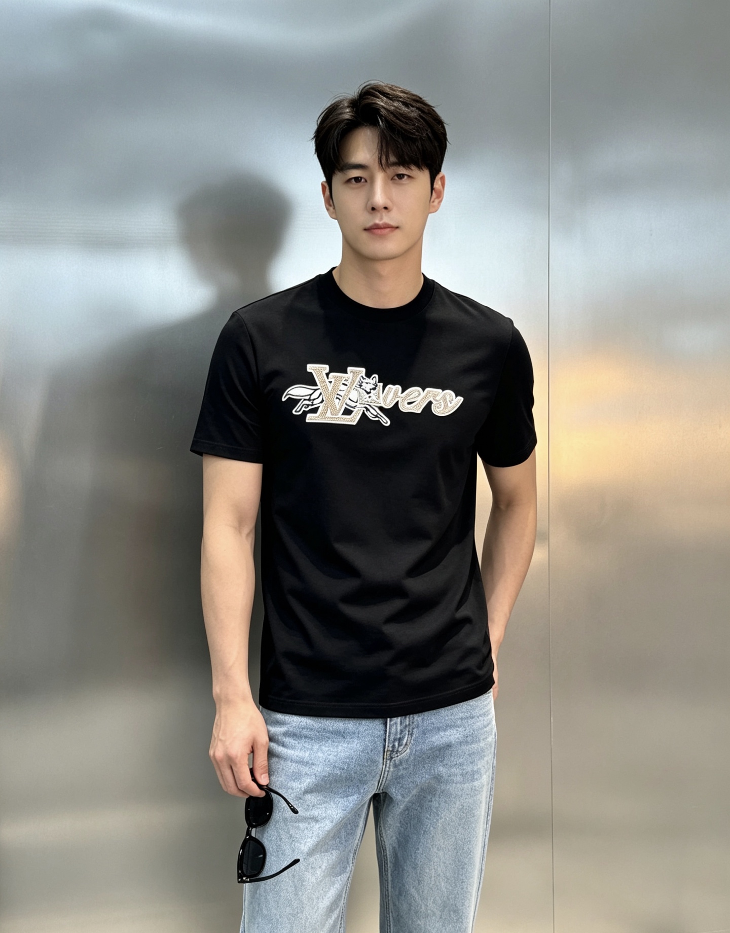 NO:953946,Donkey Brand*2026s new mercerized cotton short-sleeved T-shirt, the latest model recommended by the counter, brand logo three-dimensional embroidery technology on the chest. Rich colors. Fashionable and versatile!  Made of 190g mercerized cotton fabric, it is not only crisp and maintains a trendy silhouette, but also comfortable to wear, and the yarn is more delicate, all three standards are met!  Color black. White. Dark blue. Size M-3XL (S and 4XL can be customized) Slim fit 175/145 pounds recommended XL, Louis Vuitton, T-shirt, tees, t-shirt,19860909驴牌*2026s新品丝光棉短袖T恤,专柜最新款推荐胸前品牌logol立体绣花工艺.色彩丰富多彩.时尚百搭款！采用190g丝光棉面料棉 不仅挺括,保持潮流的廓形,又穿着舒适,纱织更细腻,三标齐！颜色黑色.白色.深蓝.码数M-3XL（S和4XL可定做）修身版型175/145斤建议XL,,louis vuitton,T-shirt,tees，t-shirt,,Men's clothing