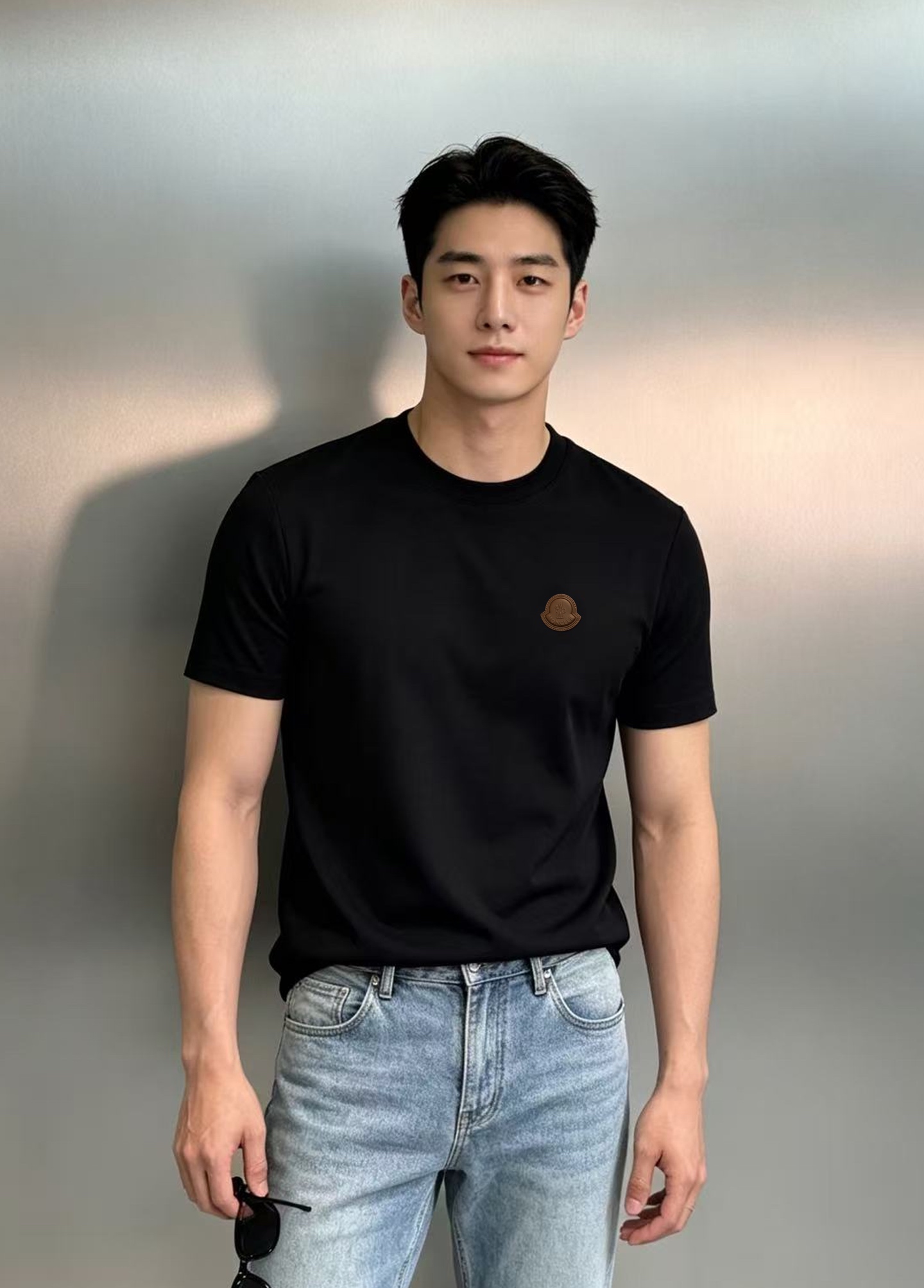 NO:955499,Moncler's new modal round neck short-sleeved T-shirt. Wear simple and light luxury on the body, high-end and unobtrusive. The high-grade modal fabric is soft and silky to the touch, with a soft drape. The upper body is breathable and dry, not stuffy and sticky when worn, and has a full skin-friendly experience. The retro leather nameplate logo on the chest, the original customized embossed brand logo, the texture is three-dimensional and elegant, low-key and luxurious, just right in recognition, and refuses to be exaggerated and exaggerated.  . Fitted version, the upper body is neat and not tight, flattering the figure, the clothes drape naturally, and there is no restriction in daily life. Two colors available | classic black, pure white, versatile, suitable for commuting, business, and leisure travel. The complete set of three standards is complete, and the details are complete. Size M-3XL (S and 4XL can be customized) Slim fit (/140 pounds recommended L), T-shirt, tees, t-shirt,19860909Moncler新品莫代尔圆领短袖T恤.把简约轻奢穿在身上,高级不张扬甄选高品级莫代尔面料,触感软糯丝滑,自带柔和垂感,上身透气干爽,穿着不闷黏,亲肤体验拉满.胸口复古皮质铭牌标识,原版定制压印品牌logo,质感立体考究,低调轻奢,辨识度恰到好处,拒绝浮夸大印花.合身版型,上身利落不紧绷,修饰身形,衣服自然垂坠,日常无束缚.两色可选｜经典黑、纯净白,百搭万能,通勤商务、休闲出行都适配.全套三标齐全,细节完整到位.码数M-3XL（S和4XL可订做）修身版型（/140斤建议L）,,T-shirt,tees，t-shirt,,Men's clothing