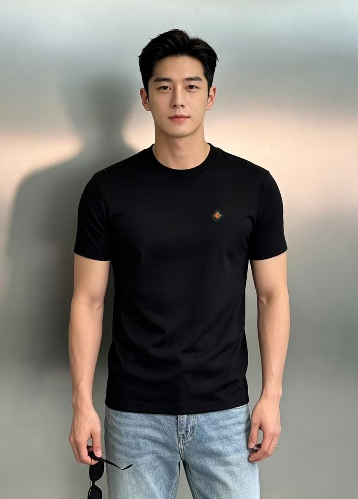 NO:955489,Loro piana* 2026s new modal T-shirt, classic LP logo. 3D three-dimensional metal leather label customization. Classic LP old money style concrete words. High-end and low-key. Simple and versatile. High-quality modal blended fabric cotton, soft and comfortable. It is not only stiff and maintains the trendy silhouette, but also comfortable to wear, the yarn is more delicate, and the three standards are in line!  Color Black. White. Size M-3XL (S and 4XL can be customized) Slim fit (/140 catties recommended L), loro piana, loro piana, tees, t-shirt,19860909Loro piana诺悠翩雅* 2026s新品莫代尔T恤,经典LP标识.3D立体金属皮标定制.经典Lp老钱风的具象话.高级低调.简约百搭款.优质莫代尔混纺面料棉,柔软舒适.不仅挺括,保持潮流的廓形,又穿着舒适,纱织更细腻,三标齐！颜色黑色.白色.码数M-3XL（S和4XL可定做）修身版型（/140斤建议L）,,loro piana,loro piana,tees，t-shirt,,Men's clothing