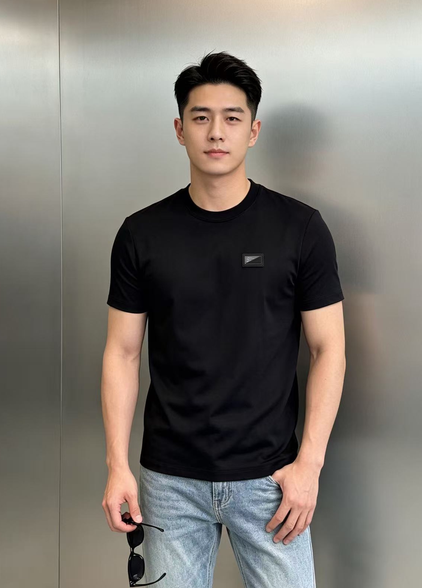 NO:955483,Burberry 26 new modal round neck T-shirt. A light and minimalist men's essential item, made of high-elastic modal fabric. It is soft and silky, with a drape on the upper body. It is breathable and not sweaty, making it comfortable to wear in all seasons. The original leather square badge on the chest is embossed with the classic knight's horse logo. It is low-key and not exaggerated, and has the British style in place. It has a neat and slim fit, which can modify the body shape without being tight or tight.  It is too close-fitting and suitable for daily life and commuting. It has complete three labels and good details. It is classic and versatile in black and white. It works well with jeans and casual pants. The color is black and white. The size is M-3XL (S and 4XL can be customized). Slim fit (L is recommended for 140 pounds), burberry, burberry, jeans, tees, t-shirt,19860909Burberry巴宝莉26新款莫代尔圆领T恤.轻奢极简的男士刚需单品甄选高弹莫代尔面料,软糯丝滑,上身自带垂坠感,透气不闷汗,四季穿着自在舒适.胸前原版皮质方标徽章,压印经典骑士战马标识,低调不浮夸,把英伦格调拿捏到位.利落修身版型,修饰身形不紧绷,不会过于贴身,日常、通勤都适配.三标齐全,细节到位,黑白两色经典百搭,随便搭配牛仔裤休闲裤都很出效果.颜色黑色.白色.码数M-3XL（S和4XL可订做）修身版型（/140斤建议L）,,burberry,burberry,jeans,tees，t-shirt,,Men's clothing