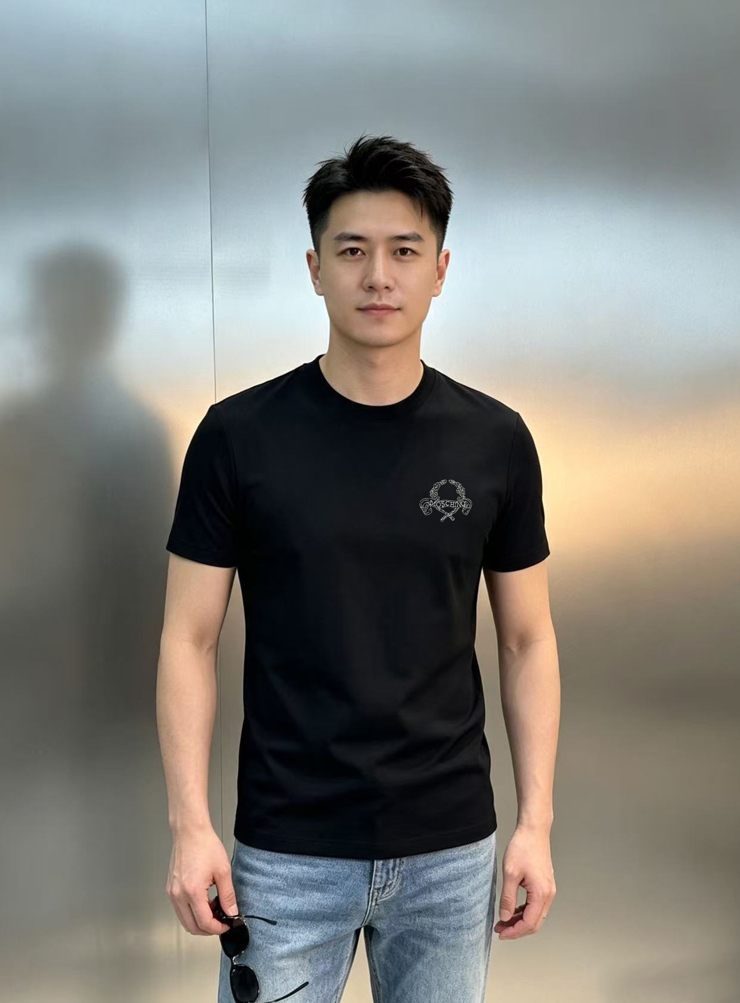 NO:955477,Monschino's new short-sleeved T-shirt. The same style as Xiaohongshu ~ Exquisite brand letter graphic embroidery on the chest. 3D embroidery quality is super good!  High quality will definitely stand the test of time!  !  300g modal cotton is preferred. It is comfortable and does not deform, and the upper body is comfortable!  !  !  It feels as close to baby's skin as it is... highly recommended!  Color Black. White. Size M-3XL slim fit (S and 4XL can be customized)/140 catties. Recommend L,, T-shirt, tees, t-shirt,19860909Monschino莫斯奇诺莫法尔新款短袖T恤.小红书同款～胸前精致品牌字母图形绣花.3D刺绣品质超好！高品质绝对经得起时间的考验！！优选300克莫代尔棉.舒服不变形,上身舒适！！！婴儿肌肤般的亲肤感....值得推荐！颜色黑色.白色.码数M-3XL修身版型（S和4XL可定做）/140斤建议L,,T-shirt,tees，t-shirt,,Men's clothing