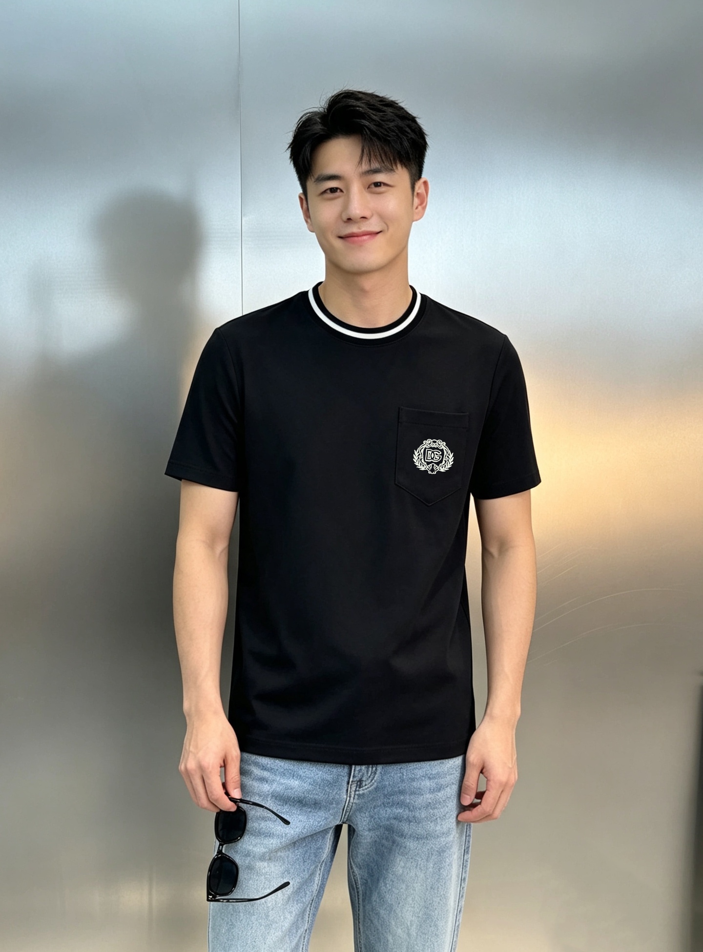 NO:955460,D&G Dolce & Gabbana men's modal round neck short sleeves. Original order recommended!  Preferred 300g modal cotton. Baby touch feeling. Will definitely repurchase!  !  !  The fabric is comfortable and soft with the ultimate skin-friendly and breathable wearing experience... Chest pocket design. Exquisite 3D 10000 needle embroidery. High-end atmosphere!  The neckline is custom-woven with strips. Multiple elements are cleverly combined, and the basic and regular round-neck cut is very fashionable whether worn inside or worn alone!  !  !  Color Black. White. Size M-319860909D&G杜嘉班纳男士莫代尔圆领短袖.原单推荐！优选300g莫代尔棉.婴儿的触碰感觉,入手必定回购！！！面料舒适柔软有着极致亲肤透气的穿着体验.....胸前口袋设计.精致3D万针绣花.高端大气！领口定织条形.多重元素 巧妙结合,基础常规的圆领版型剪裁 无论内搭或平时单穿都十分洋气！！！颜色黑色.白色.码数M-3XL修身版型（S和XL可定做）/140斤建议L,,Dolce&Gabbana,Dolce&Gabbana,T-shirt,,Men's clothing