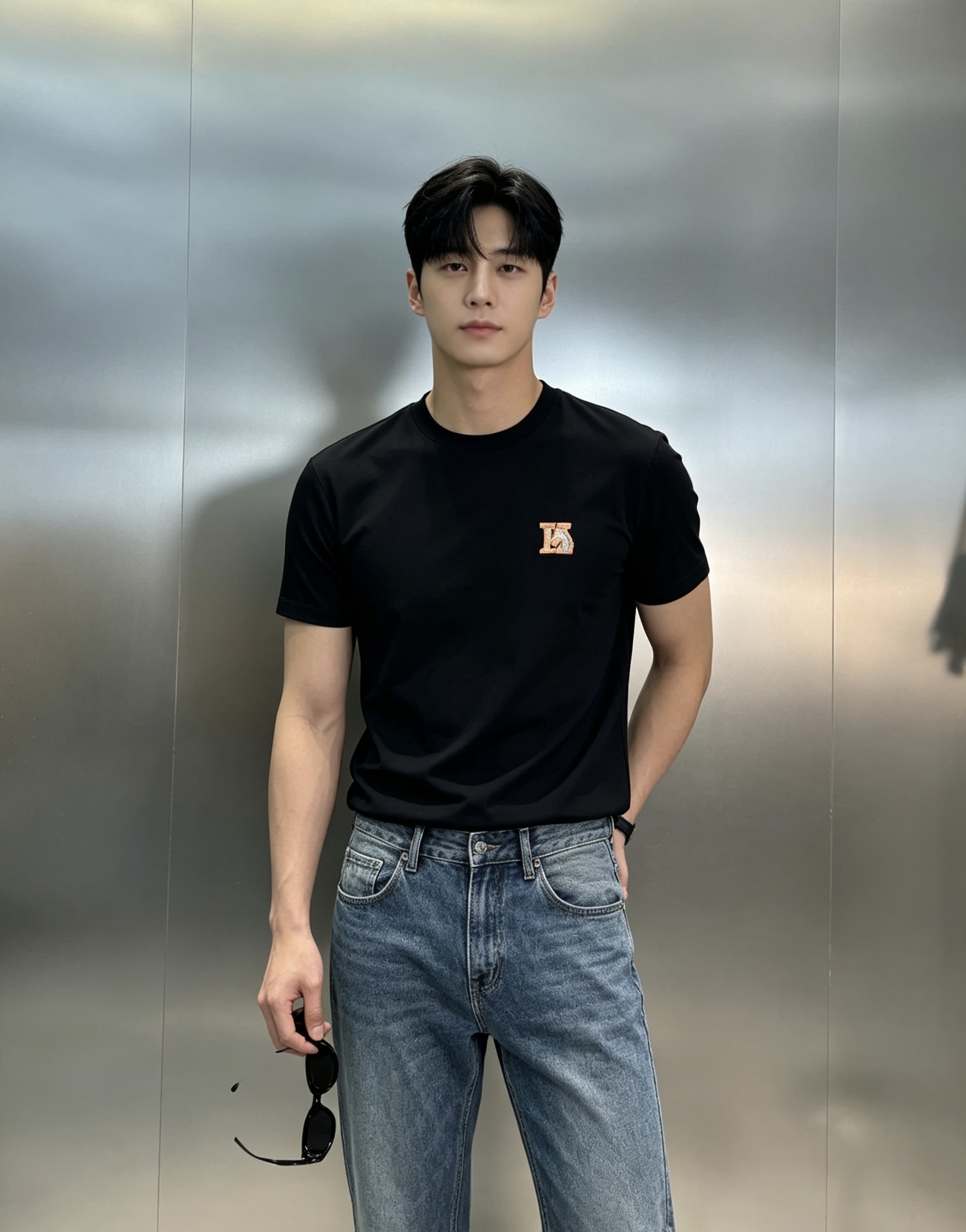 NO:955502,Her*mes 26s spring and summer new round-neck T-shirt. It is made of 200g mercerized fabric supplied by customers. It feels silky, comfortable and breathable. The horse pattern on the chest uses 3D three-dimensional embroidery technology to highlight the brand's luxury. The craftsmanship is exquisite and the quality is exquisite. It feels soft, comfortable and breathable, fashionable and trendy. Complete with three standards, a must-have item for trendy men!  Color black. White. Size M-4XL slim version (/145 catties recommended XL), hermes, tees, t-shirt,19860909Her*mes 爱马仕26s春夏新款圆领T恤.采用客供200g丝光面料,手感丝滑舒适透气,胸前马图案采用3D立体绣花工艺彰显品牌奢华,工艺精湛质量考究,手感柔软舒适透气,时尚潮流.三标齐全,潮男必备单品！颜色黑色.白色.码数M-4XL修身版（/145斤建议XL）,,hermes,tees，t-shirt,,Men's clothing