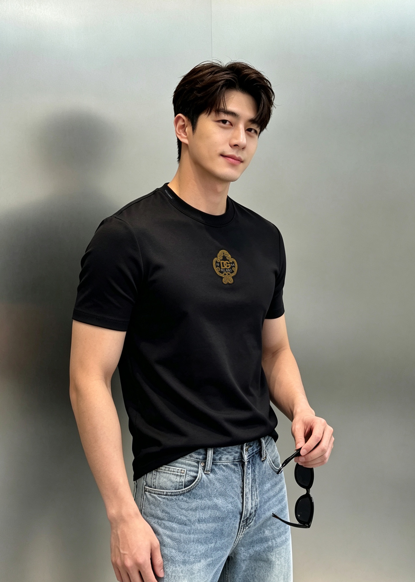 NO:957933,Dolce&Gabbana 26 new Indian silk badge modal short-sleeved T-shirt. Heavy Indian silk round badge. Purely handmade. The gold thread texture is gorgeous and exquisite, low-key and noble, and the light luxury atmosphere directly fills the air. Selected modal blended stretch fabric, feels silky and soft, has excellent drape, the upper body is breathable and comfortable, and is not easy to sweat. Slim fit fit  , clean cut, crisp and stylish upper body, not tight, suitable for both commuting and leisure. Complete three standards | Color black. White. Size M-3XL (S and 4XL can be customized) slim fit (L is recommended per pound),, Dolce&Gabbana, Dolce&Gabbana, T-shirt, tees, t-shirt,19860909Dolce&Gabbana杜嘉班纳26新款印度丝徽章莫代尔短袖T恤.重工印度丝圆形徽章.纯手工定制.金线质感华丽精致,低调显贵,轻奢氛围感直接拉满.精选莫代尔混纺弹力面料,触感丝滑软糯,垂坠感优秀,上身透气舒适,不易闷汗.修身合身版型,剪裁利落,上身挺括有型,不紧绷,通勤休闲都适配.三标齐全｜颜色黑色.白色.码数M-3XL（S和4XL可订做）修身版型（/斤建议L）,,Dolce&Gabbana,Dolce&Gabbana,T-shirt,tees，t-shirt,,Men's clothing