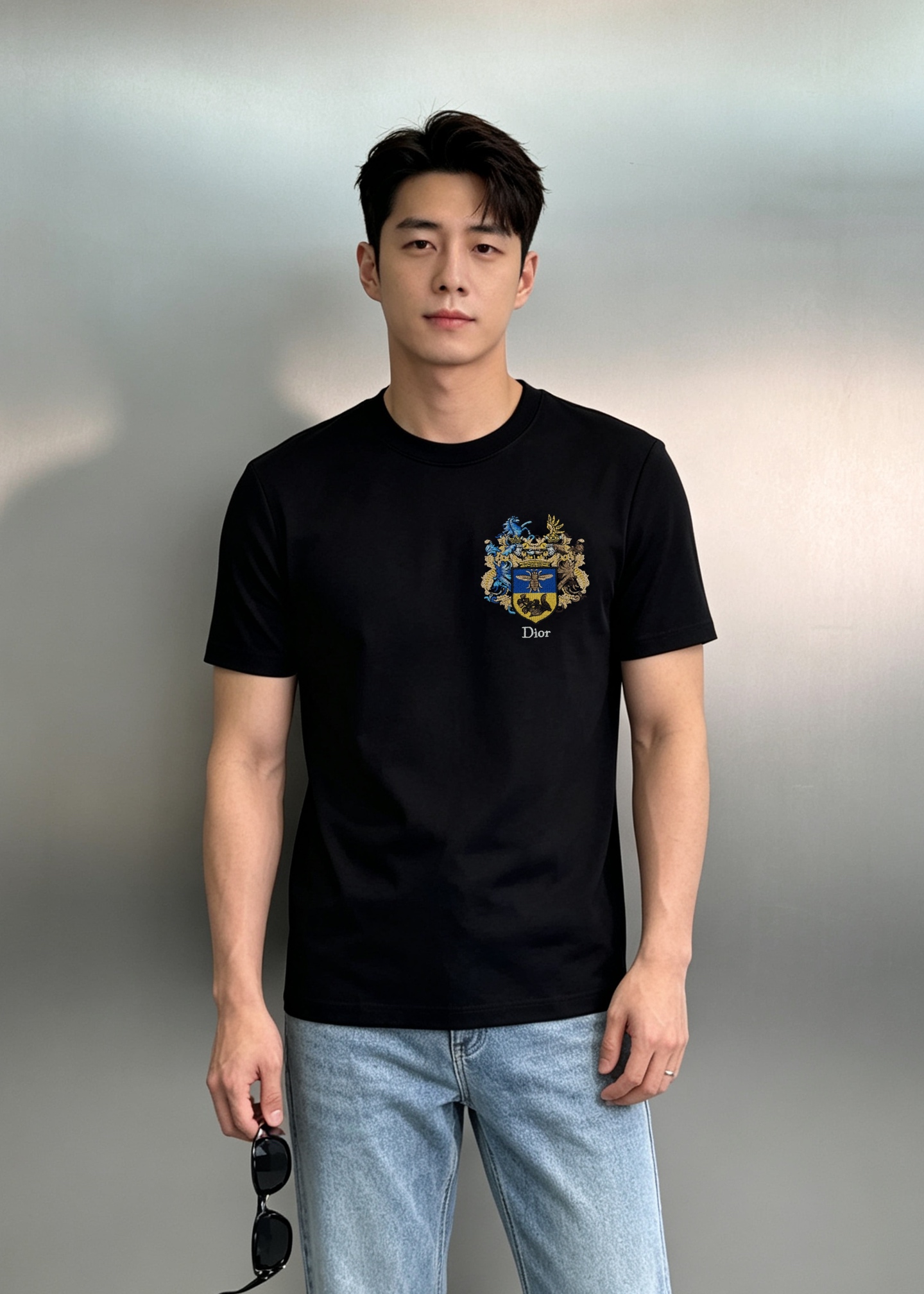 NO:957917,Dior's new modal T-shirt with noble emblem embroidery has a light and luxurious texture, elegant retro badge embroidery, bee shield-shaped noble pattern, full and three-dimensional color levels, and every stitch shows ingenuity and craftsmanship. Selected high-definition modal fabric, silky and soft, with excellent drape, the upper body is breathable, skin-friendly and not sweaty. Simple round neck tailoring, neat and slim fit  The version is neither tight nor bulky. It is suitable for daily commuting and leisure travel. It is low-key and has a high-end atmosphere. It is a must-have item for men's light and luxurious wardrobe. Complete with three standards | Color black. White. Size M-3XL (S and 4XL can be customized) Slim fit (L is recommended for each pound), dior, tees, t-shirt,19860909Dior新品贵族徽章刺绣莫代尔T恤轻奢质感拉满,考究复古徽章刺绣,蜜蜂盾形贵族纹样,色彩层次饱满立体,每一处针脚尽显匠心工艺.精选高定莫代尔面料,丝滑软糯,垂坠感绝佳,上身透气亲肤不闷汗.简约圆领剪裁,利落修身版型,不紧绷不臃肿.日常通勤、休闲出行都适配,低调自带高级氛围感,轻奢男士衣柜刚需单品.三标齐全｜颜色黑色.白色.码数M-3XL（S和4XL可订做）修身版型（/斤建议L）,,dior,tees，t-shirt,,Men's clothing