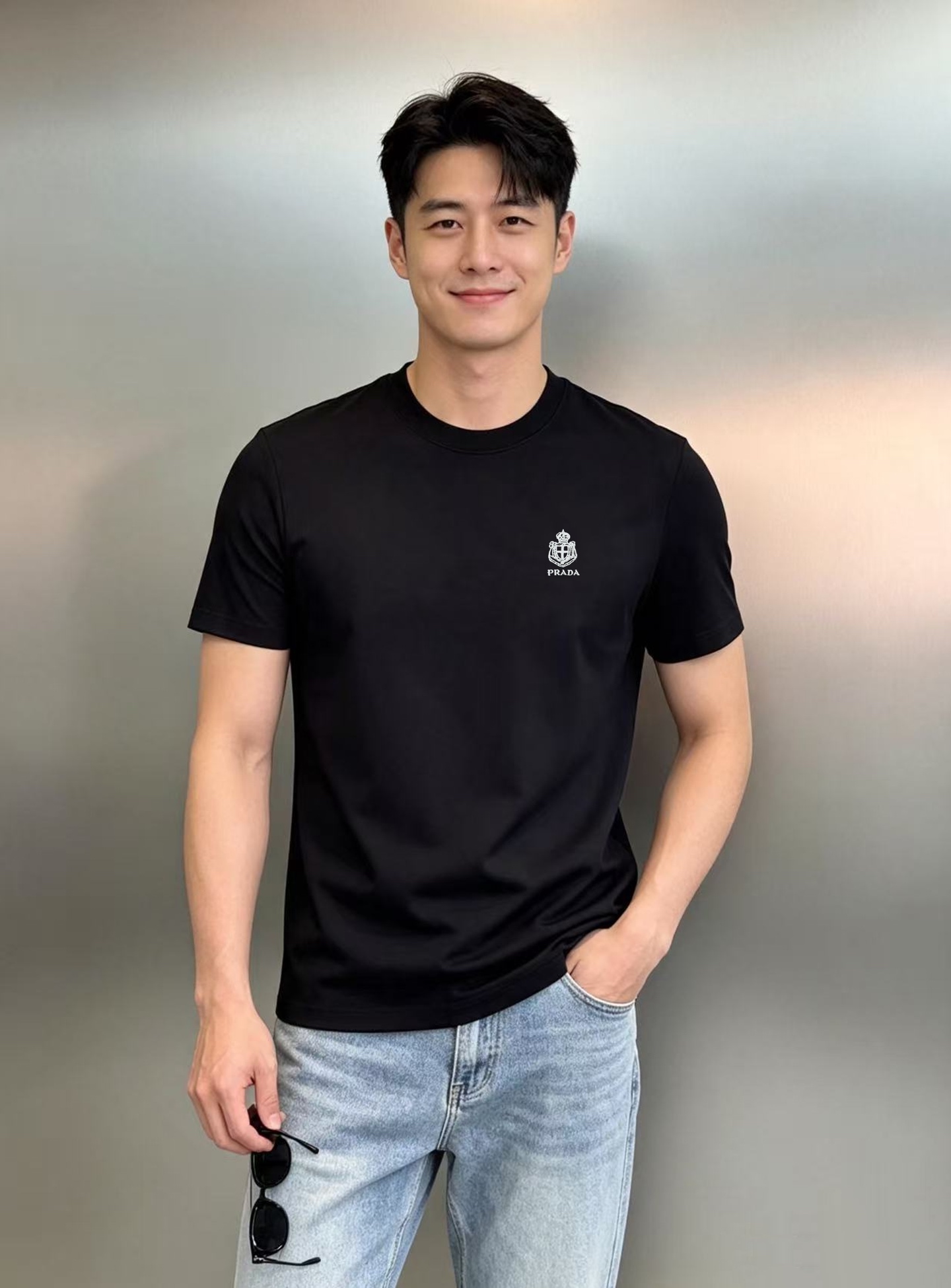 NO:957902,Prada's new crown emblem embroidered Modal T-shirt is a simple and advanced men's basic style. It is made of high-elastic modal fabric, which is soft and silky to the touch. The upper body is draped and breathable. It can be worn in all seasons without feeling stuffy. The exquisite crown and shield embroidery on the chest and the 3D three-dimensional embroidery stitching are dense and three-dimensional, low-key to release the brand recognition, unobtrusive but with its own style. Slim fit  Tailored, the lines are neat and not tight. It is suitable for daily commuting and casual outings. It is easy to create a clean and neat men's texture. Complete with three standards | Three colors available: black/navy/white. Size M-3XL (S and 4XL can be customized) slim fit (L/catties recommended), prada, prada, tees, t-shirt,19860909Prada普拉达新品皇冠徽章刺绣莫代尔T恤简约高级的男士基础款,甄选高弹莫代尔面料,触感软糯丝滑,上身垂顺透气,四季百搭穿着无闷热感.胸口精致皇冠盾徽刺绣,3D立体刺绣针脚密实立体,低调释放品牌辨识度,不张扬却自带格调.修身剪裁,线条利落不紧绷,日常通勤、休闲出街都适配,轻松打造干净利落的男士质感穿搭.三标齐全｜三色可选黑色/藏青/白色.码数M-3XL（S和4XL可订做）修身版型（/斤建议L）,,prada,prada,tees，t-shirt,,Men's clothing