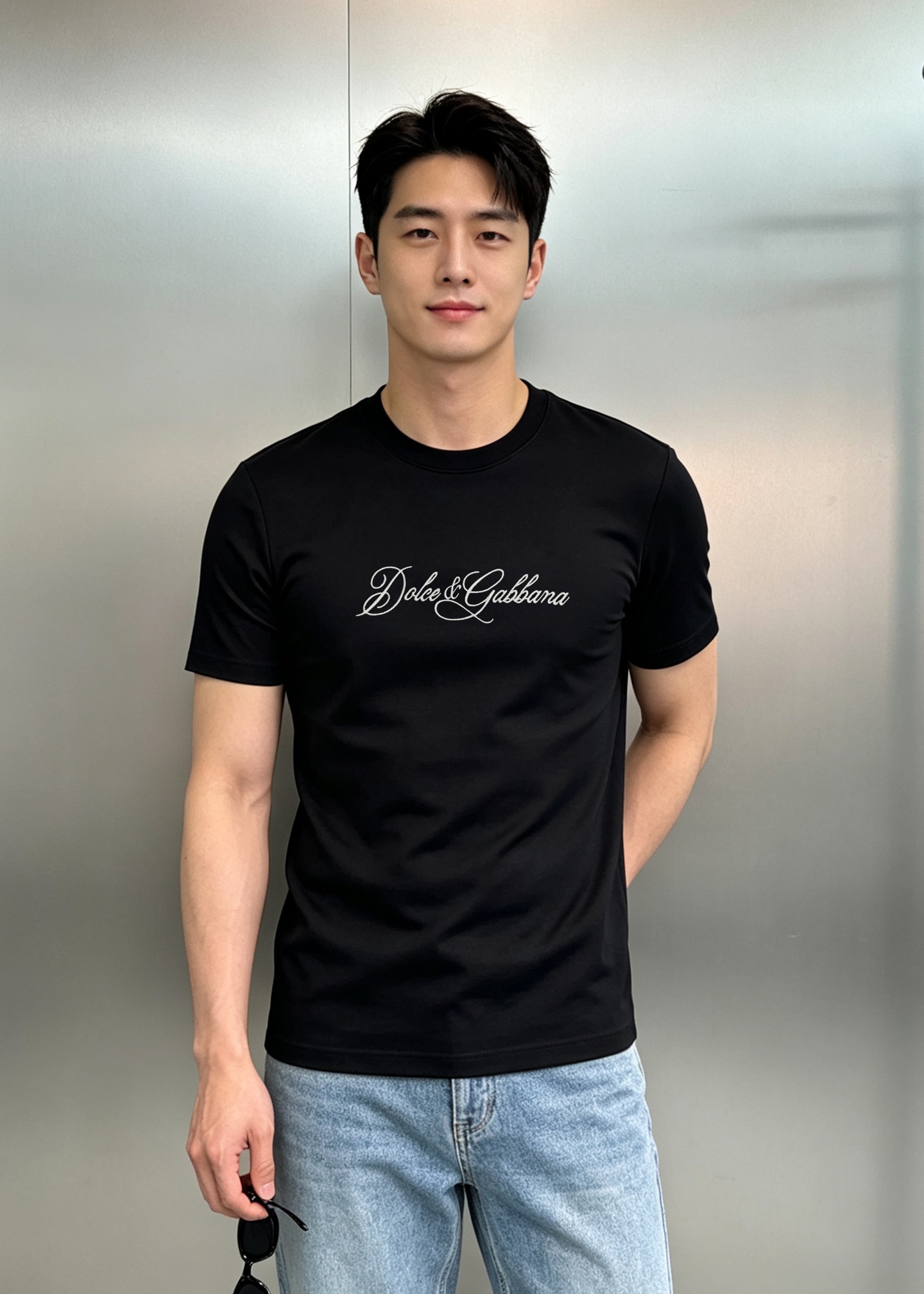 NO:957895,D&G new product｜Dolce & Gabbana handwritten floral embroidery Modal T-shirt has an Italian light luxury style. It selects high-definition modal fabrics, which are soft and silky to the touch and have excellent drape. The upper body is refreshing and breathable, saying goodbye to stuffiness and stickyness. Classic floral handwritten letters embroidery on the chest, 3D high-definition embroidery with full and three-dimensional lines, retro and elegant, not exaggerated but full of recognition. Clean and slim fit, modifying men  The fit is not tight, so you don’t have to choose between outfits. It can be used for daily commuting and leisure travel. The complete set of accessories is available in three standards | Color black, white. Size M-3XL (S and 4XL can be customized) Slim fit (L is recommended per pound), Dolce&Gabbana, Dolce&Gabbana, tees, t-shirt,19860909D&G新品｜杜嘉班纳手写花体刺绣莫代尔T恤意式轻奢格调,甄选高定莫代尔面料,触感软糯丝滑,垂感优越,上身清爽透气,告别闷热黏腻.胸口经典花体手写字母刺绣,3D立体高逼格刺绣走线饱满立体,复古优雅,不浮夸却辨识度拉满.利落修身版型,修饰男士身形线条,合身不紧绷,不挑穿搭.日常通勤、休闲出行均可驾驭.全套辅料三标齐全｜颜色黑色、白色.码数M-3XL（S和4XL可订做）修身版型（/斤建议L）,,Dolce&Gabbana,Dolce&Gabbana,tees，t-shirt,,Men's clothing