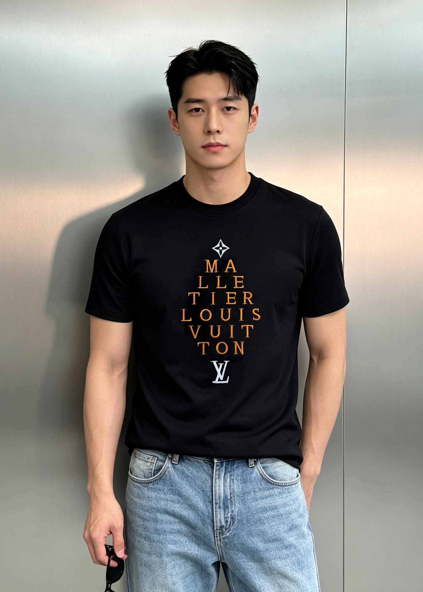 NO:958657,Louis  Vuitton's new modal embroidered short-sleeved T-shirt is made of luxurious modal fabric. It is soft and silky on the hand, and the upper body is draped and breathable without feeling stuffy and restrictive. The 3D three-dimensional gold letter embroidery on the chest is full and solid, with a four-leaf flower logo.  + Classic LV logo combination, full of retro light luxury atmosphere, low-key but self-recognizable. Simple round neck tailoring, neat routing, slim fit and not tight, tolerant of various body shapes. Complete three logos, exquisite details. Available in black and white!  Suitable for daily commuting and leisure travel, high-end basic model for men's wardrobe. Size M-3XL (S and 4XL can be customized) Slim fit 175/140 pounds recommended L,, louis vuitton, louis vuitton, louis vuitton, T-shirt, tees, t-shirt,19860909Louis Vuitton驴牌新款莫代尔刺绣短袖T恤奢感莫代尔面料,上手软糯丝滑,上身垂坠透气,毫无闷热束缚感.胸前3D立体金色字母刺绣层次感饱满扎实,四叶花标识+经典LV标识组合,复古轻奢氛围感拉满,低调却自带辨识度.简约圆领剪裁,走线工整利落,修身不紧绷,包容各种身形.三标齐全,细节考究到位.黑白双色可选！日常通勤、休闲出行都适配,男士衣橱高阶基础款.码数M-3XL（S和4XL可订做）修身版型175/140斤建议L,,louis vuitton,louis vuitton,louis vuitton,T-shirt,tees，t-shirt,,Men's clothing