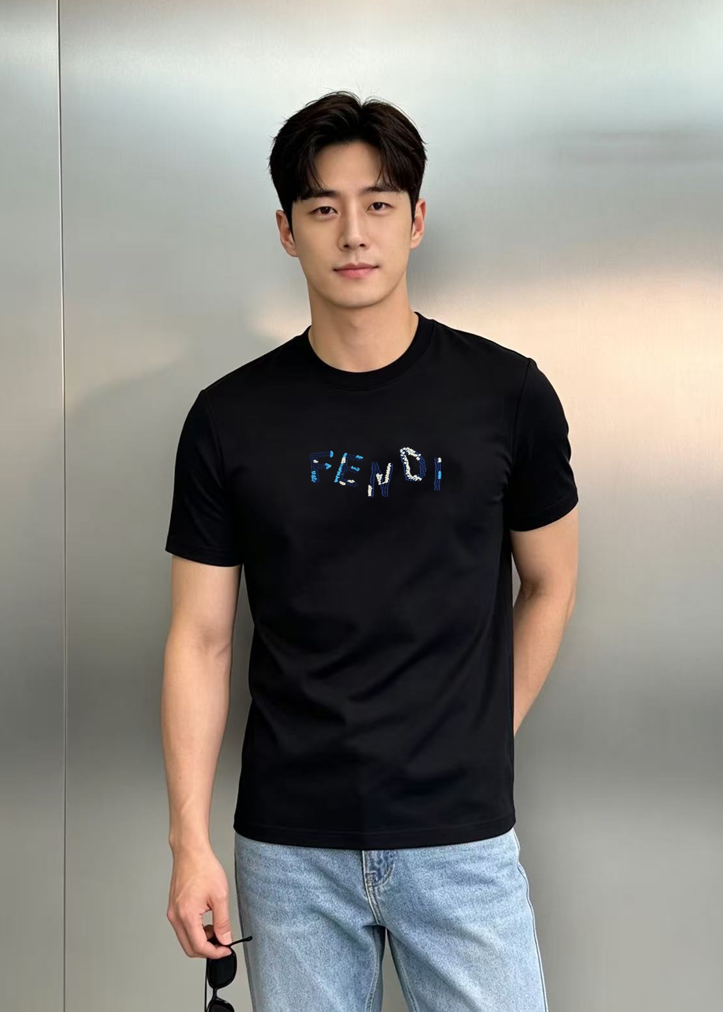 NO:958649,FENDI Fendi's new modal short-sleeved T-shirt is made of high-luxury modal blended fabrics. It feels soft and silky, with excellent drape. The upper body is breathable and refreshing, saying goodbye to stuffiness and stickiness. The contrasting blue and white hand-feeling letter embroidery on the chest has dense three-dimensional stitching and painted  Crow art font breaks the dullness, directly filling the retro trendy and luxurious atmosphere, low-key and highly recognizable. Classic round neck design, reinforced collar not easy to deform, fitted version, not tight or procrastinating, the upper body can modify the body shape. Full set of accessories, complete with three labels!  Black | white two-tone. Easy to control for commuting and daily leisure. High-end basic model for men's wardrobe. Size M-3XL (S and 4XL can be customized) Slim fit 175/140 catties. Recommended L,, fendi, fendi, T-shirt, tees, t-shirt,19860909FENDI芬迪新款莫代尔短袖T恤甄选高奢莫代尔混纺面料,触感软糯丝滑,垂坠感绝佳,上身透气清爽,告别闷热黏腻.胸前撞色蓝白手工感字母刺绣,针脚密实立体,涂鸦艺术字体,打破沉闷,复古潮奢氛围感直接拉满,低调又极具辨识度.经典圆领设计,领口加固不易变形,合身版型,不紧绷不拖沓,上身修饰身形.全套辅料,三标齐全！黑色｜白色双色.通勤、日常休闲都能轻松驾驭,男士衣柜高阶基础款.码数M-3XL（S和4XL可订做）修身版型175/140斤建议L,,fendi,fendi,T-shirt,tees，t-shirt,,Men's clothing