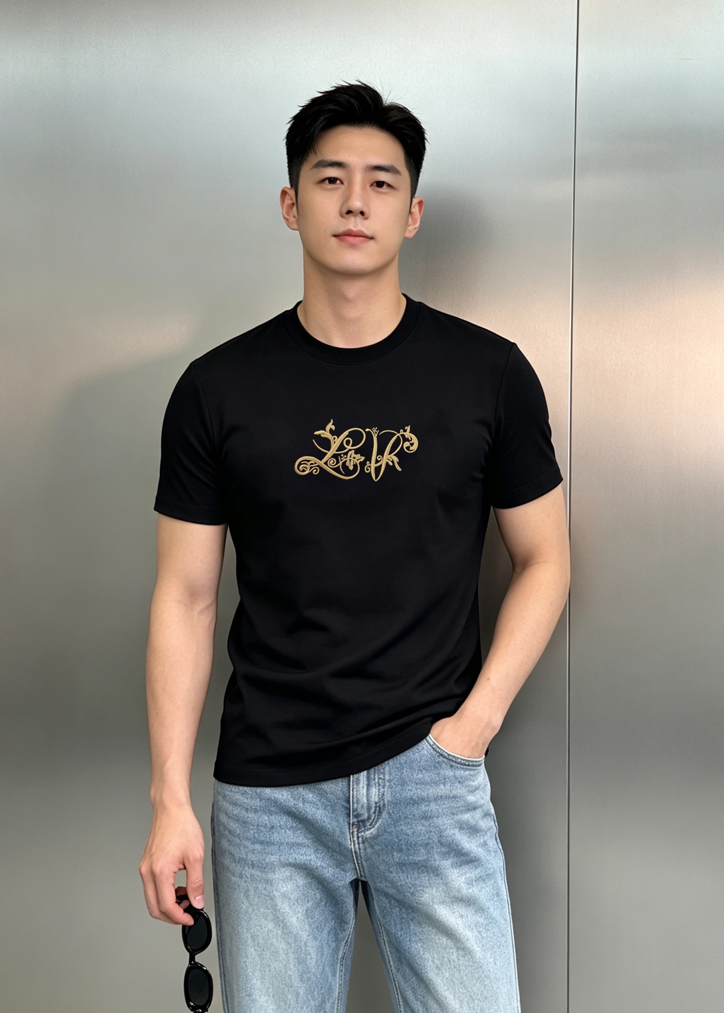 NO:958642,Louis  Vuitton's new modal embroidered short-sleeved T-shirt is made of luxurious modal fabric. It is soft and silky on the hand, and the upper body is draped and breathable, without any feeling of suffocation. The 3D three-dimensional gold letter embroidery on the chest is full and solid, and the classic LV letter logo has a retro light and luxurious atmosphere. It is low-key but has its own recognition. Simple round neck tailoring, neat and neat line routing, slim fit and not tight, tolerant of various body shapes. Complete three labels, exquisite details. Available in black and white!  Suitable for daily commuting and leisure travel, high-end basic model for men's wardrobe. Size M-3XL (S and 4XL can be customized) Slim fit 175/140 pounds recommended L,, louis vuitton, louis vuitton, louis vuitton, T-shirt, tees, t-shirt,19860909Louis Vuitton驴牌新款莫代尔刺绣短袖T恤奢感莫代尔面料,上手软糯丝滑,上身垂坠透气,毫无闷热束缚感.胸前3D立体金色字母刺绣层次感饱满扎实,经典LV字母标识,复古轻奢氛围感拉满,低调却自带辨识度.简约圆领剪裁,走线工整利落,修身不紧绷,包容各种身形.三标齐全,细节考究到位.黑白双色可选！日常通勤、休闲出行都适配,男士衣橱高阶基础款.码数M-3XL（S和4XL可订做）修身版型175/140斤建议L,,louis vuitton,louis vuitton,louis vuitton,T-shirt,tees，t-shirt,,Men's clothing