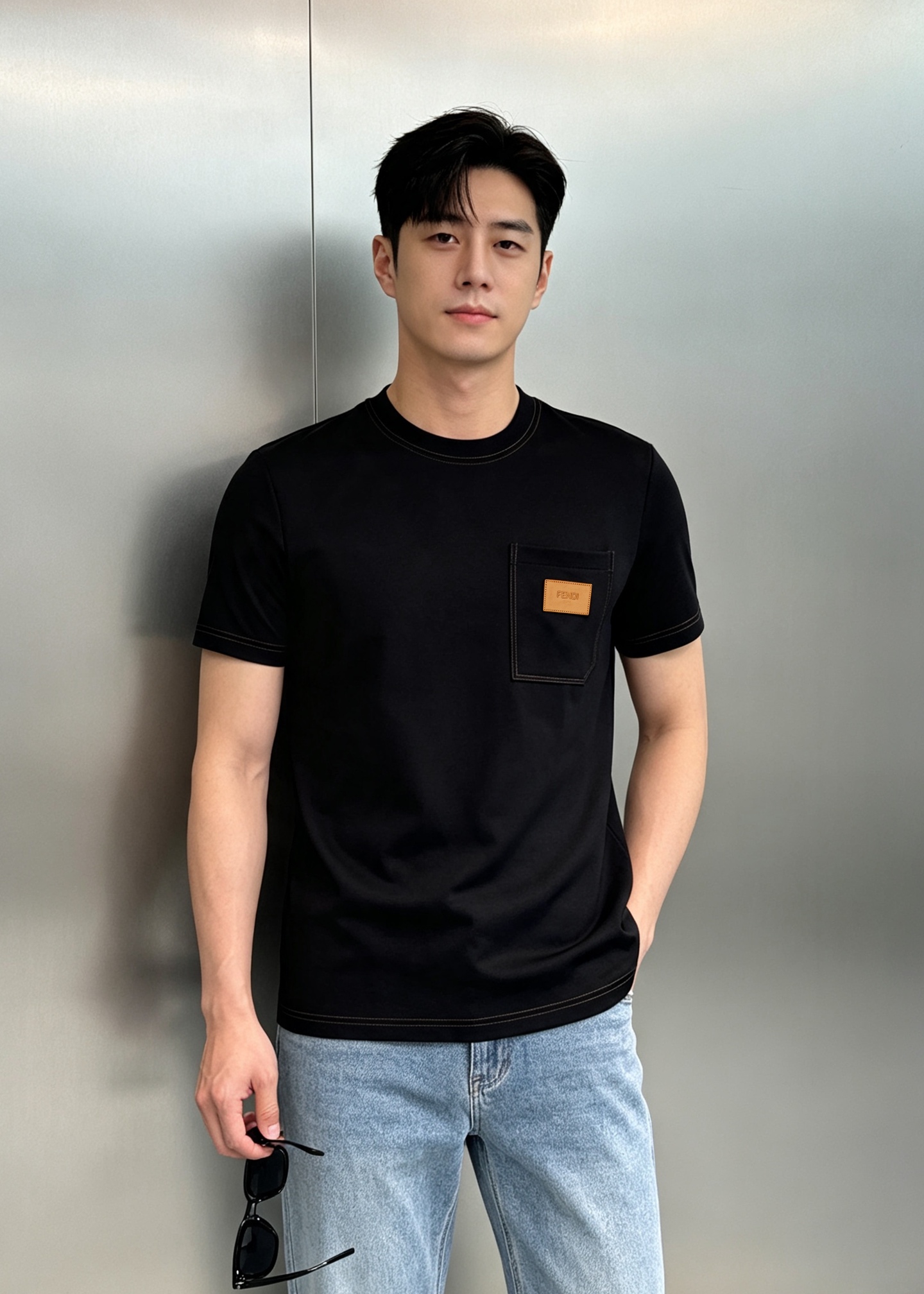 NO:958704,FENDI Fendi's new pocket leather label Modal short-sleeved T-shirt is made of high-definition Modal blended fabric, which feels soft and smooth, with a soft matte texture. The upper body is breathable and skin-friendly, saying goodbye to stuffiness and stickiness. The three-dimensional chest pocket design is matched with retro brown genuine leather embossed leather.  Logo, low-key engraved brand logo, top-stitch contrasting threading technology, full of details and atmosphere, simple and not exaggerated. Classic reinforced round neck, not easy to loose and deform after long-term wear, fit and cut, neat lines, clothes naturally drape, not picky about body shape. Full set of accessories, complete with three labels!  Three colors: black | navy | white. Suitable for daily commuting and leisure travel. High-end basic model for men's wardrobe. Size M-3XL (S and 4XL can be customized) Slim fit 175/140 catties. Recommended L,, fendi, fendi, T-shirt, tees, t-shirt,19860909FENDI芬迪新款口袋皮标莫代尔短袖T恤甄选高定莫代尔混纺面料,手感软糯顺滑,自带柔和哑光质感,上身透气亲肤,告别闷热黏身.胸口立体口袋设计,搭配复古棕真皮压印皮标,低调镌刻品牌标识,明线撞色走线工艺,细节氛围感拉满,简约不浮夸.经典加固圆领,久穿不易松垮变形,合身剪裁,线条利落,衣服自然垂坠,不挑身形.全套辅料,三标齐全！黑色｜藏蓝｜白色三色.日常通勤、休闲出行皆可,男士衣柜高阶基础款.码数M-3XL（S和4XL可订做）修身版型175/140斤建议L,,fendi,fendi,T-shirt,tees，t-shirt,,Men's clothing