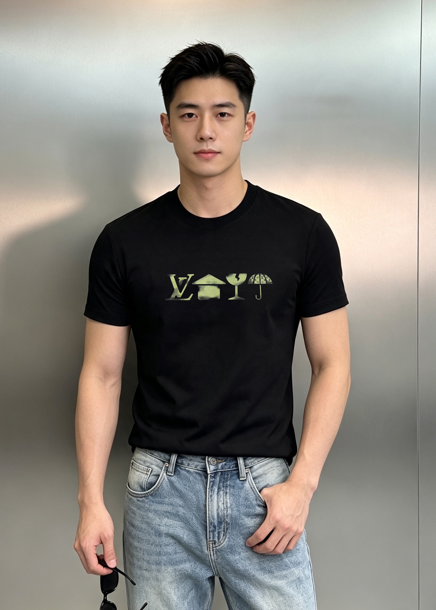 NO:958683,Louis  Vuitton*26 new symbol-printed Modal T-shirt puts the brand's artistic aesthetics on the body. Men's light luxury short-sleeved ceilings are made of high-definition Modal fabrics, which feel soft and silky, with outstanding drape. The upper body is breathable and not sweaty, and the skin is comfortable. The front chest is printed with retro old gold symbols, an interesting combination of LV logo, house, wine glass, and umbrella. It has a full sense of artistic atmosphere, high printing fastness, and is not easy to crack.  Falling off. The back hem is embellished with the brand's letter logo, and the details are low-key and elegant. Fitted round neck version, neat lines, not tight or collapsed, and the clothes drape naturally. Complete set of three labels, black/white two classic colors, suitable for jeans, casual trousers, commuting and leisure. Color black. White. Size M-3XL slim fit (S and 4XL can be customized) 175/140 pounds recommended L, Louis  vuitton,louis vuitton,louis vuitton,jeans,T-shirt,tees,t-shirt,umbrellas,19860909Louis Vuitton驴牌*26新款符号印花莫代尔T恤把品牌艺术美学穿在身上,男士轻奢短袖天花板甄选高定莫代尔面料,手感软糯丝滑,垂感出众,上身透气不闷汗,贴肤舒适度拉满.前胸复古做旧金色符号印花,LV标识、房屋、酒杯、雨伞趣味组合,艺术氛围感十足,印花牢度高,不易开裂脱落.后下摆点缀品牌字母标识,细节低调考究.合身圆领版型,线条利落,不紧绷不垮塌,衣服自然垂坠.三标全套完整,黑/白两大经典配色,适配牛仔裤、休闲西裤,通勤休闲都可驾驭.颜色黑色.白色.码数M-3XL修身版型（S和4XL可订做）175/140斤建议L,,louis vuitton,louis vuitton,louis vuitton,jeans,T-shirt,tees，t-shirt,umbrellas,,Men's clothing