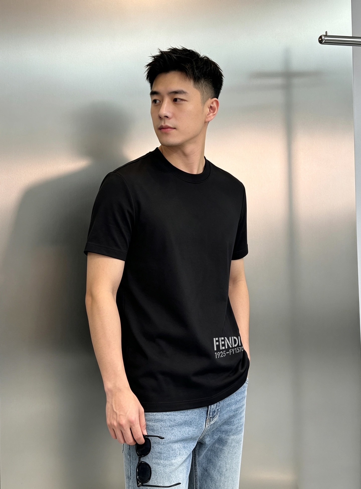 NO:958676,FENDI Fendi 26 new products｜Retro distressed lettering Modal men's T-shirt. Simple but not monotonous, low-key, light and luxurious, the first choice for men's short-sleeved shirts  Select high-quality modal blended fabric, which feels silky and soft, with excellent drape. The upper body is breathable and dry, and will not wrinkle and deform easily after long-term wear. The side of the hem is printed with retro distressed letters and the 1925 brand anniversary logo. The retro distressed texture creates a high-end atmosphere, not exaggerated, restrained and elegant. The classic round neck is slightly loose, not flattering on the figure, the clothes hang naturally, and the upper body is neat and elegant, without any problems.  Tight and restrained feeling. The whole set is complete with three colors, black/white/military green. It can be easily adapted to jeans and casual trousers, and can be used for commuting and daily travel. Size M-3XL slim fit (S and 4XL can be customized) 175/140 catties. Recommended L,, fendi, fendi, jeans, T-shirt, tees, t-shirt,19860909FENDI芬迪26新品｜复古做旧字母莫代尔男士T恤.简约不单调,低调轻奢男士短袖首选 甄选高质感莫代尔混纺面料,触感丝滑软糯,垂坠感绝佳,上身透气干爽,久穿不易起皱变形.下摆侧边复古做旧磨破字母印花,1925品牌纪年标识,复古做旧肌理,高级氛围感拉满,不浮夸,克制显贵.经典圆领微宽松版型,不挑身材,衣服自然下垂,上身利落大气,无紧绷束缚感.全套三标齐全,黑/白/军绿三色可选,牛仔裤、休闲西裤轻松适配,通勤、日常出行都能驾驭.码数M-3XL修身版型（S和4XL可订做）175/140斤建议L,,fendi,fendi,jeans,T-shirt,tees，t-shirt,,Men's clothing