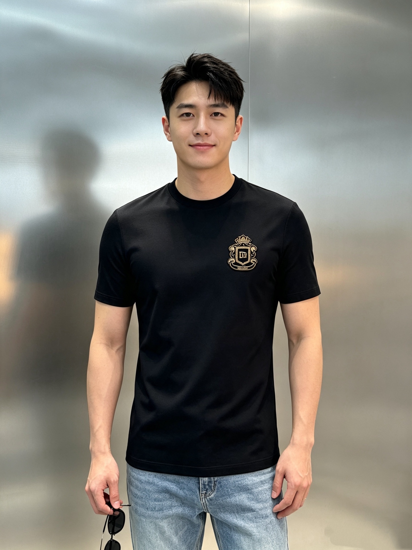 NO:958706,D&G*Dolce & Gabbana 26s new summer round neck mercerized cotton T-shirt. Original quality recommended!  The brand's noble pattern design. Simple and advanced-labeled high-density 3D embroidered letter LOGO. Exquisite three-dimensional. Made of customized 190g mercerized cotton fabric, customized neckline thread. The lightness behind the upper body is very strong. The skin-friendly and soft texture has excellent breathability... The color is black, red, or dark blue. Size M-3XL slim fit!  (S and 4XL can be customized) 175/145 pounds recommended XL,, Dolce&Gabbana, Dolce&Gabbana, tees, t-shirt,19860909D&G*杜嘉班纳26s新品夏季圆领丝光棉T恤.原单品质推荐！品牌尊贵花型设计.简单高级-标签化的高密度3D刺绣字母LOGO .精致立体.采用定制190g丝光棉面料,定制领口螺纹.上身后的轻盈感很强 亲肤柔软的质地具备出色的透气性......颜色黑色.大红.还是.深蓝.码数M-3XL修身版型！（S和4XL可订做）175/145斤建议XL,,Dolce&Gabbana,Dolce&Gabbana,tees，t-shirt,,Men's clothing