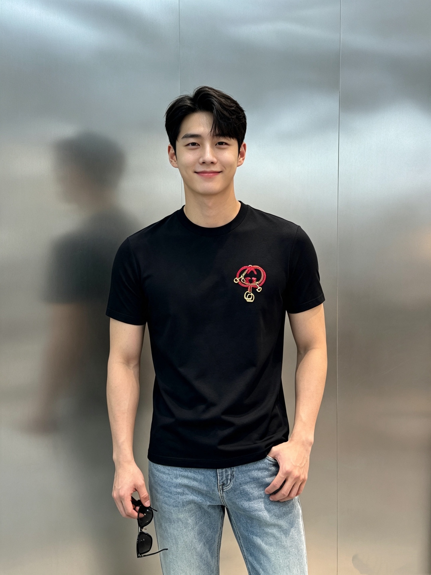 NO:958670,Gucci 26s new mercerized cotton T-shirt.  GUCCI's Year of the Horse series embroidery is inspired by the brand's equestrian tradition. The classic red and green double G logo is paired with horsebit and stirrup elements, which is super festive. The red and green colors symbolize luck and vitality, and the gold harness details are exquisite. It is full of luxury. It is made of 190g mercerized cotton fabric. It is comfortable, soft and drapey. The brand letter graphics on the chest are matched with classic colors. The new color system feels like summer. Refreshing and natural. Super good-looking. All three standards. All products are available in multiple colors!  !  !  Color black. White. Size M-3XL (S and 4XL can be customized) Slim fit 175/145 pounds recommended XL, gucci, tees, t-shirt,19860909Gucci古齐26s新品丝光棉T恤. GUCCI马年系列刺绣,灵感源自品牌马术传统,经典红绿双G标志搭配马衔扣和马镫元素,超有节日氛围.红绿配色象征幸运与活力,金色马具细节精致,奢华感满满采用190g丝光棉面料.舒适柔软有垂感.胸口品牌字母图形经典色系搭配.新色系夏天的感觉.清爽自然.超级好看的.三标齐.全品相多色推送！！！颜色黑色.白色.码数M-3XL（S和4XL可定做）修身版型175/145斤建议XL,,gucci,tees，t-shirt,,Men's clothing